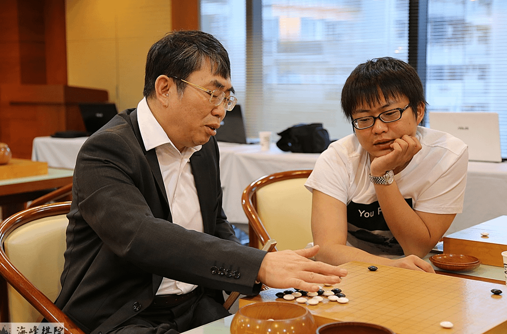 棋聖聶衛平與長子孔令文七段，父子共研棋局。（海峰棋院）