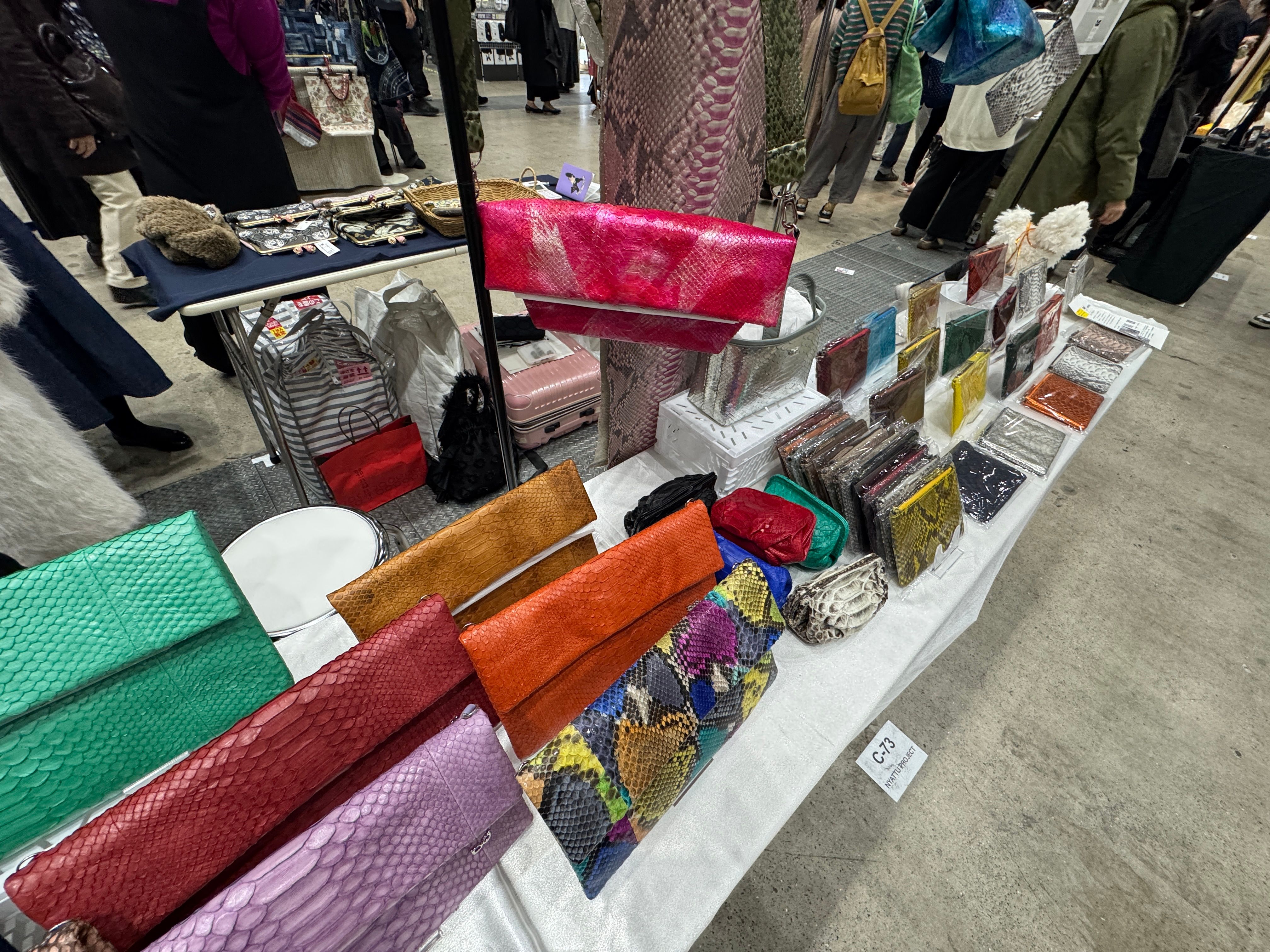 HMJで風傳媒が直撃取材、1年制作のマスクと技の見本盤を披露した革職人Shin氏や、インドネシア支援を掲げるNYATTU PROJECTの蛇革製品を通じ、世界へ挑む日本の職人魂と次回7月開催決定を報じた。黃信維