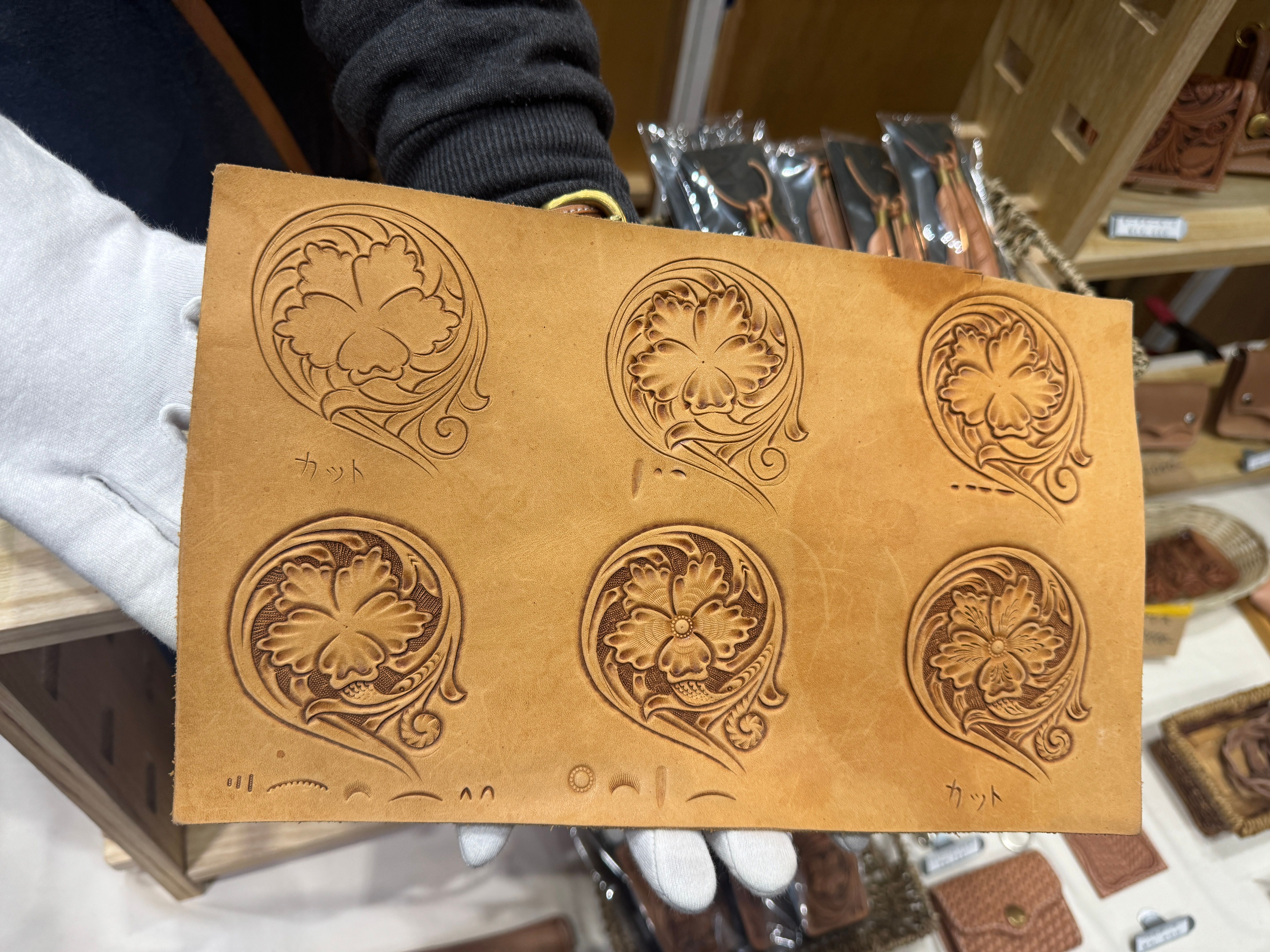 HMJで風傳媒が直撃取材、1年制作のマスクと技の見本盤を披露した革職人Shin氏や、インドネシア支援を掲げるNYATTU PROJECTの蛇革製品を通じ、世界へ挑む日本の職人魂と次回7月開催決定を報じた。黃信維