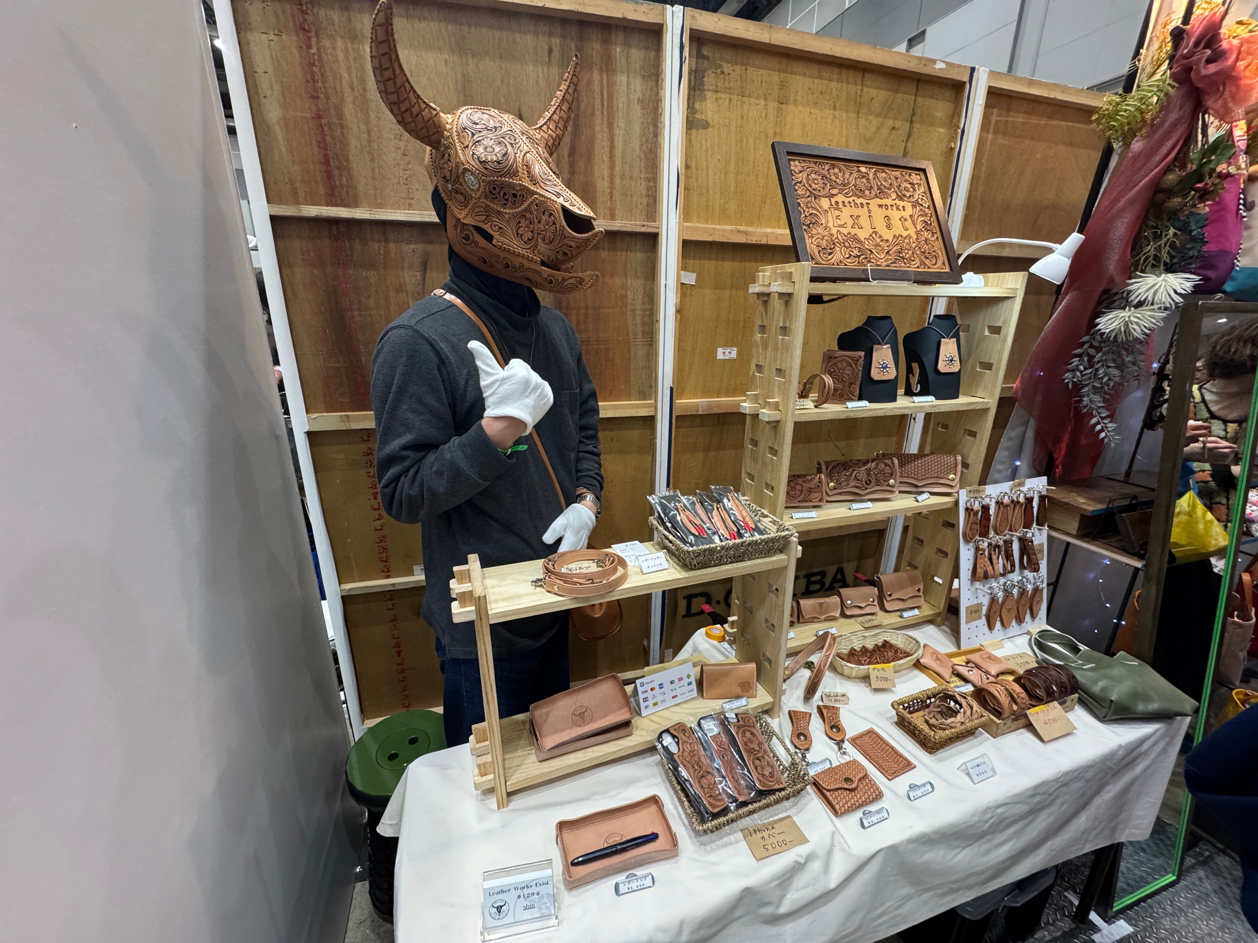 HMJで風傳媒が直撃取材、1年制作のマスクと技の見本盤を披露した革職人Shin氏や、インドネシア支援を掲げるNYATTU PROJECTの蛇革製品を通じ、世界へ挑む日本の職人魂と次回7月開催決定を報じた。黃信維