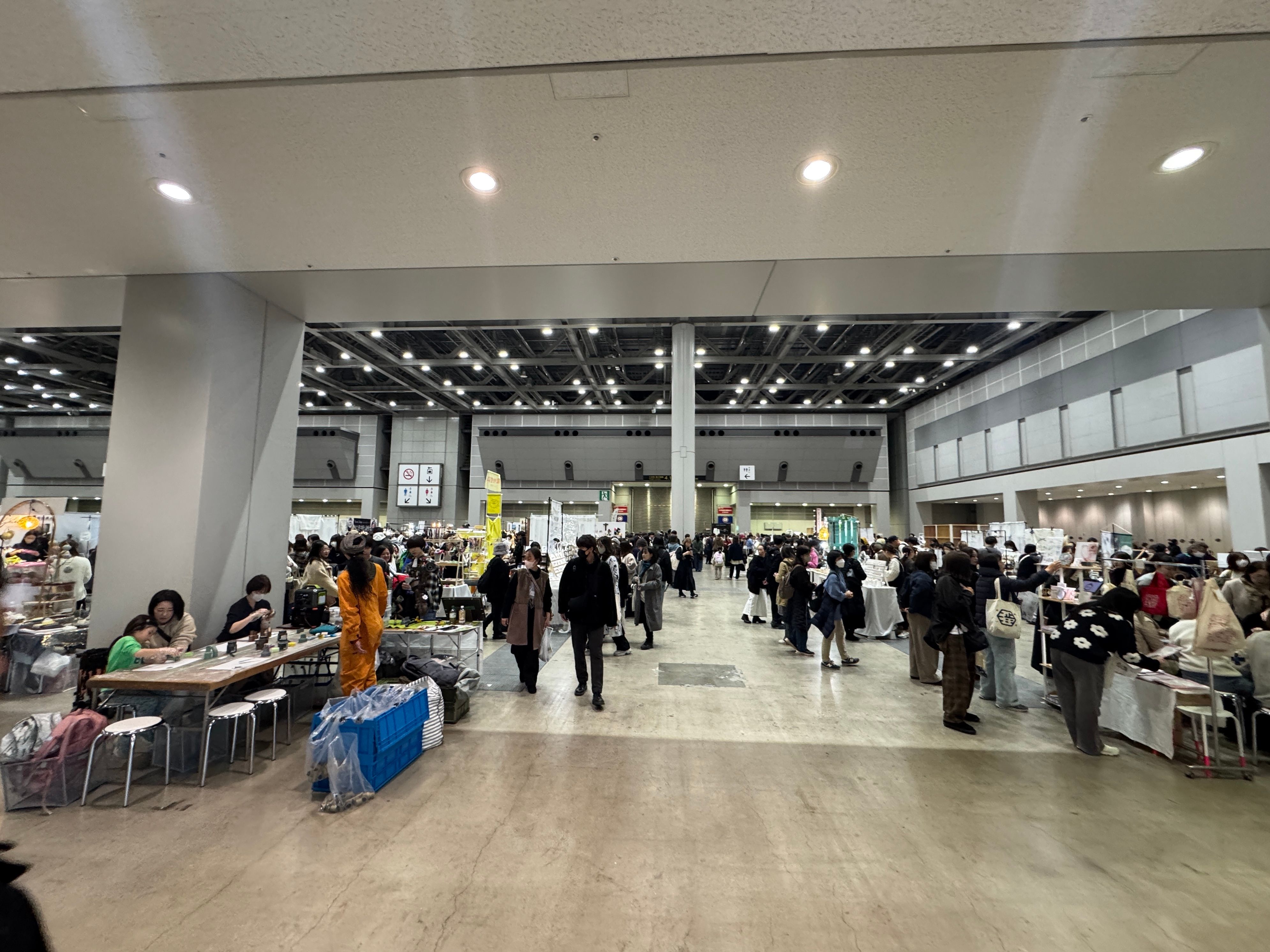 HMJで風傳媒が直撃取材、1年制作のマスクと技の見本盤を披露した革職人Shin氏や、インドネシア支援を掲げるNYATTU PROJECTの蛇革製品を通じ、世界へ挑む日本の職人魂と次回7月開催決定を報じた。黃信維