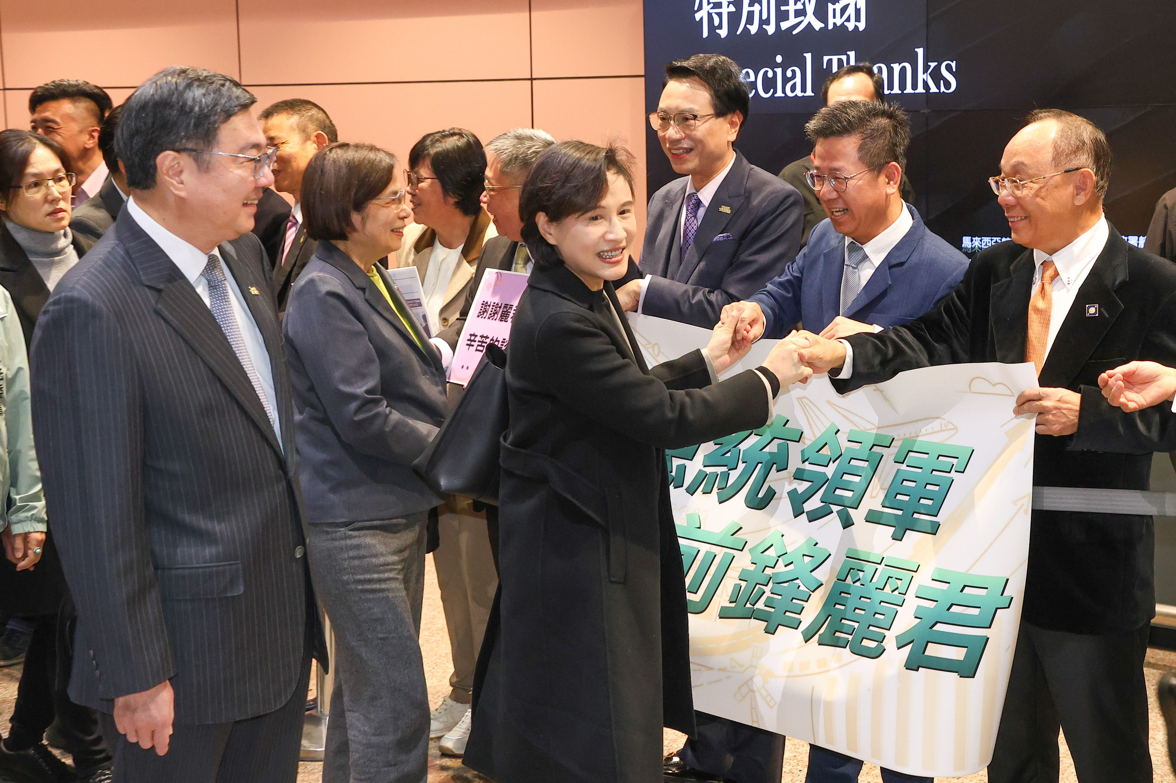 20260119-行政院副院長鄭麗君（中）19日率領關稅談判團隊返抵國門，行政院長卓榮泰（左一）至桃園機場親迎。（顏麟宇攝）