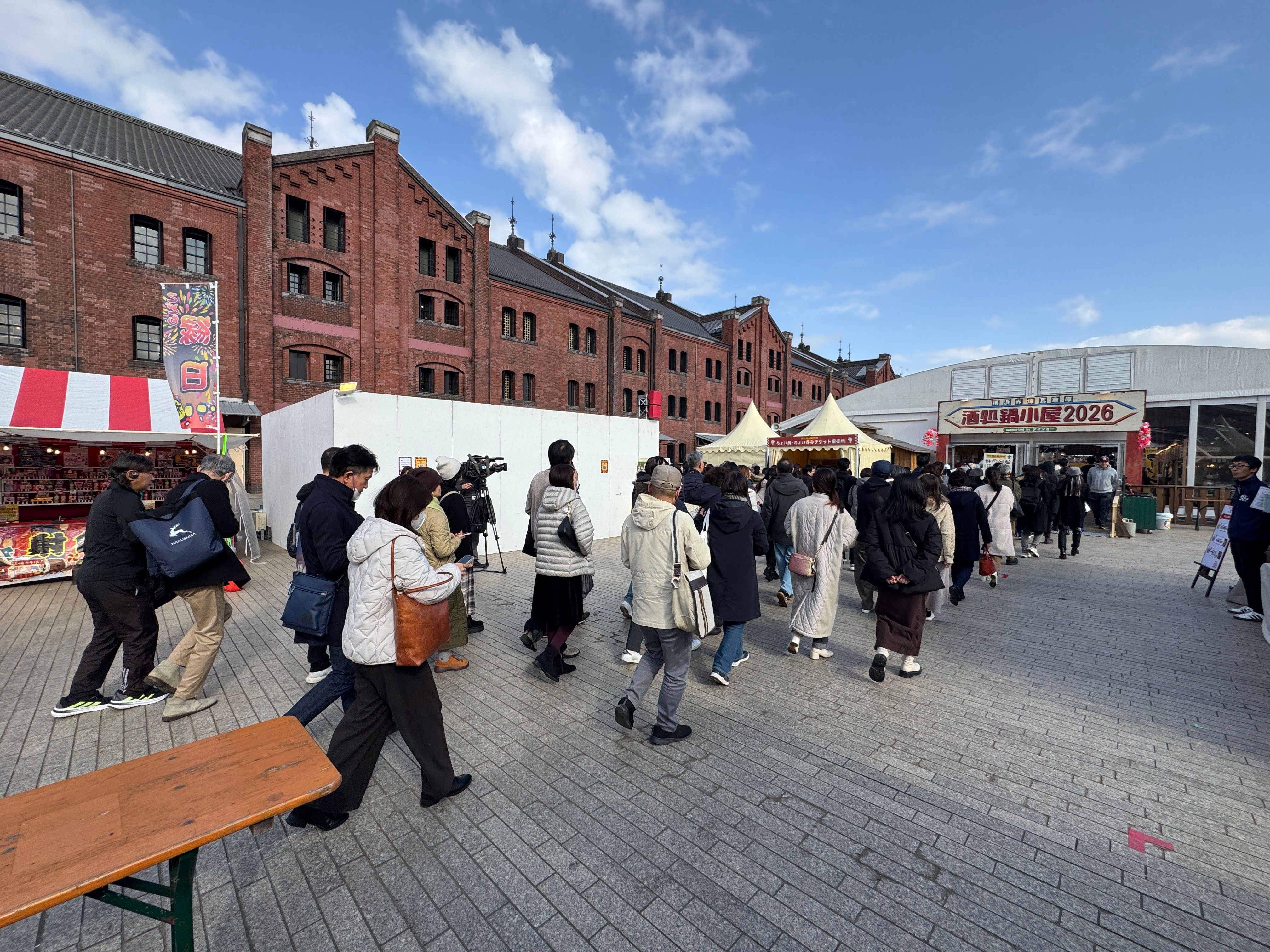 昭和レトロな横丁で繰り広げられる鍋の総選挙とエヴァコラボ、牛タンやリンゴ飴まで味わい尽くす横浜の冬の宴が熱気と共に開幕した。黃信維