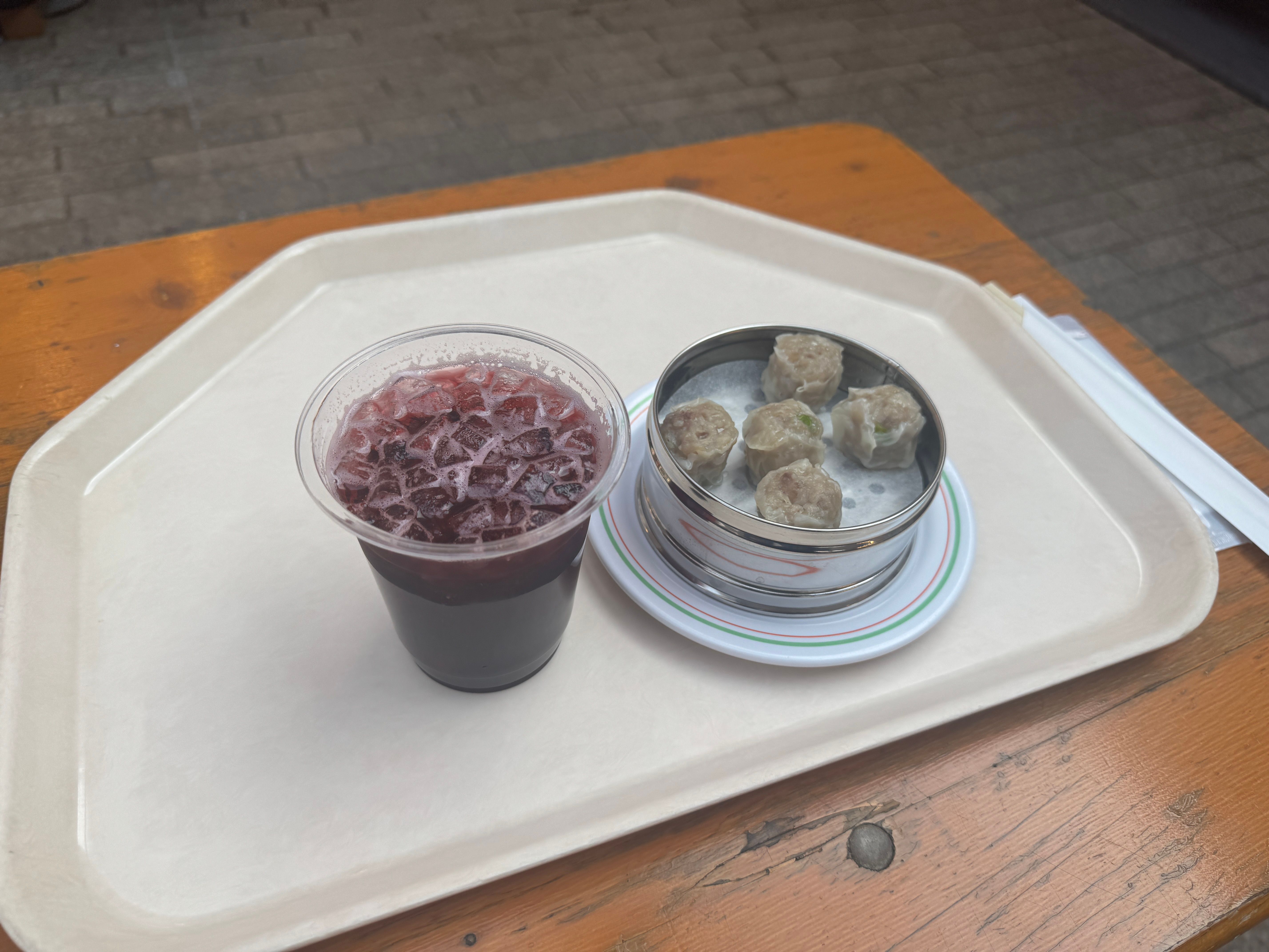 昭和レトロな横丁で繰り広げられる鍋の総選挙とエヴァコラボ、牛タンやリンゴ飴まで味わい尽くす横浜の冬の宴が熱気と共に開幕した。黃信維