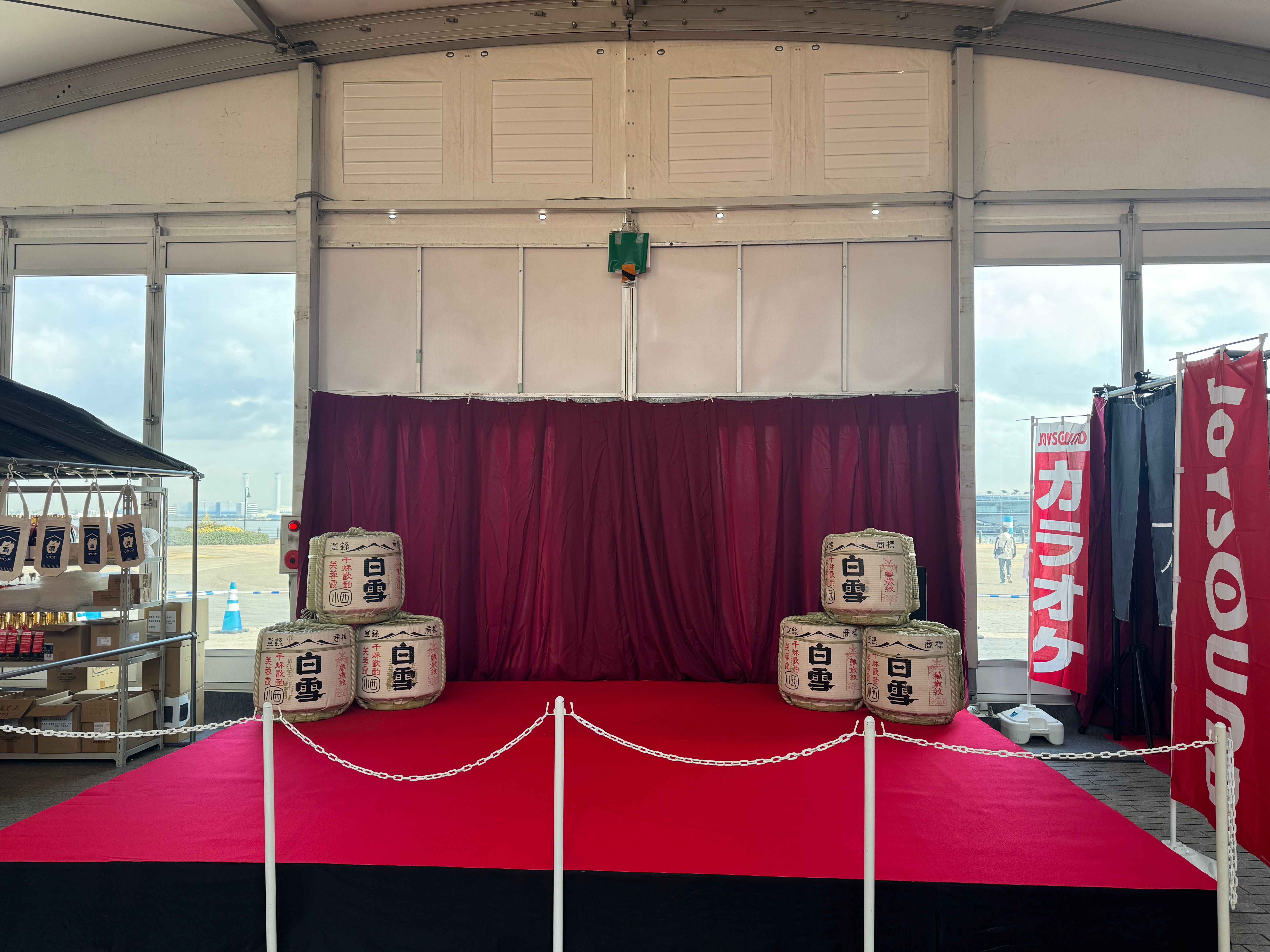 昭和レトロな横丁で繰り広げられる鍋の総選挙とエヴァコラボ、牛タンやリンゴ飴まで味わい尽くす横浜の冬の宴が熱気と共に開幕した。黃信維