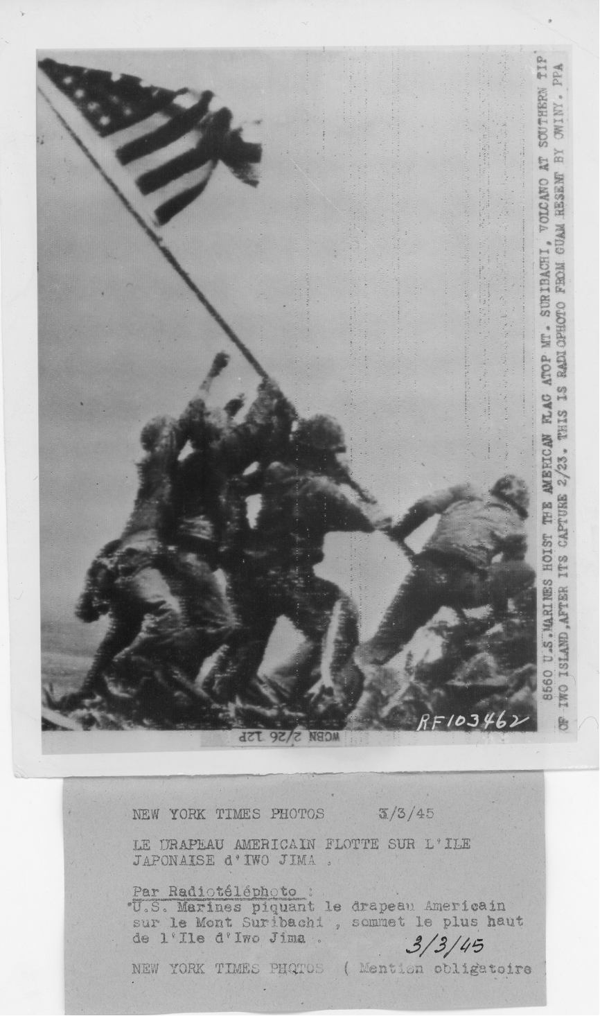 在硫磺島戰役升起國旗的美軍將士，對中共而言只是新的「侵略者」而非「解放者」。（美國國家檔案館）