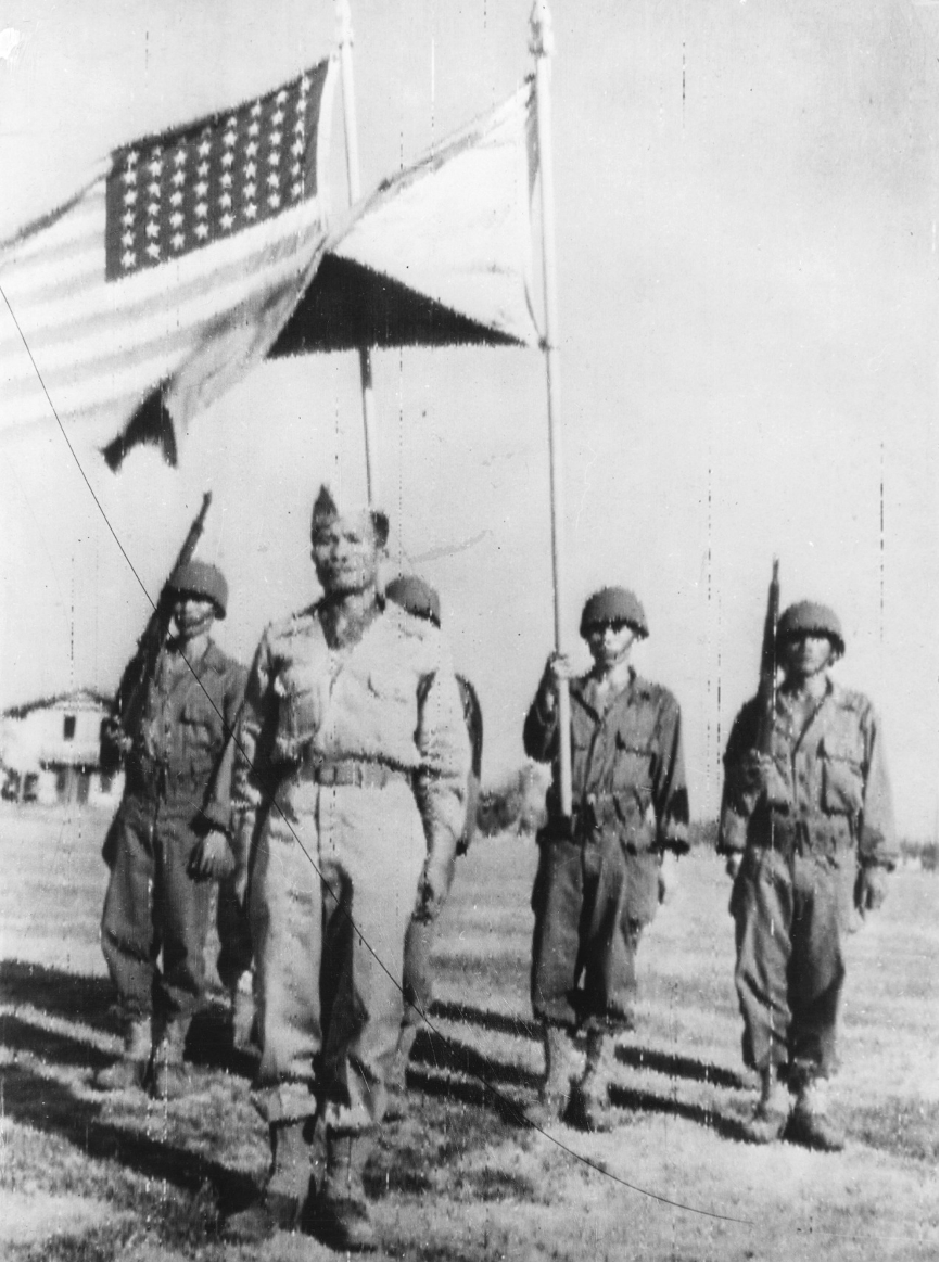 戰後做為勝利者的美菲聯軍升起兩國國旗，在中共的解讀中這場戰爭的勝利者不是菲律賓人民，是美國與其在菲律賓扶持的「傀儡」。（美國國家檔案館）