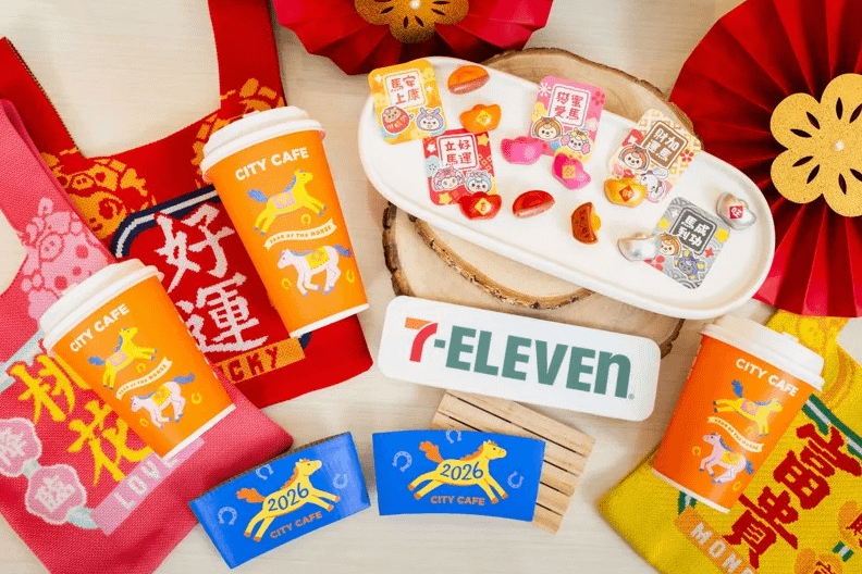 只要購買一杯「蕉財進寶香蕉風味拿鐵」，就能免費獲得一個「馬上開運元寶印章筊」，這款結合了擲筊趣味與印章功能的開運小物共推出 5 種隨機款式，並附贈小卡讓民眾蓋上祝福語。