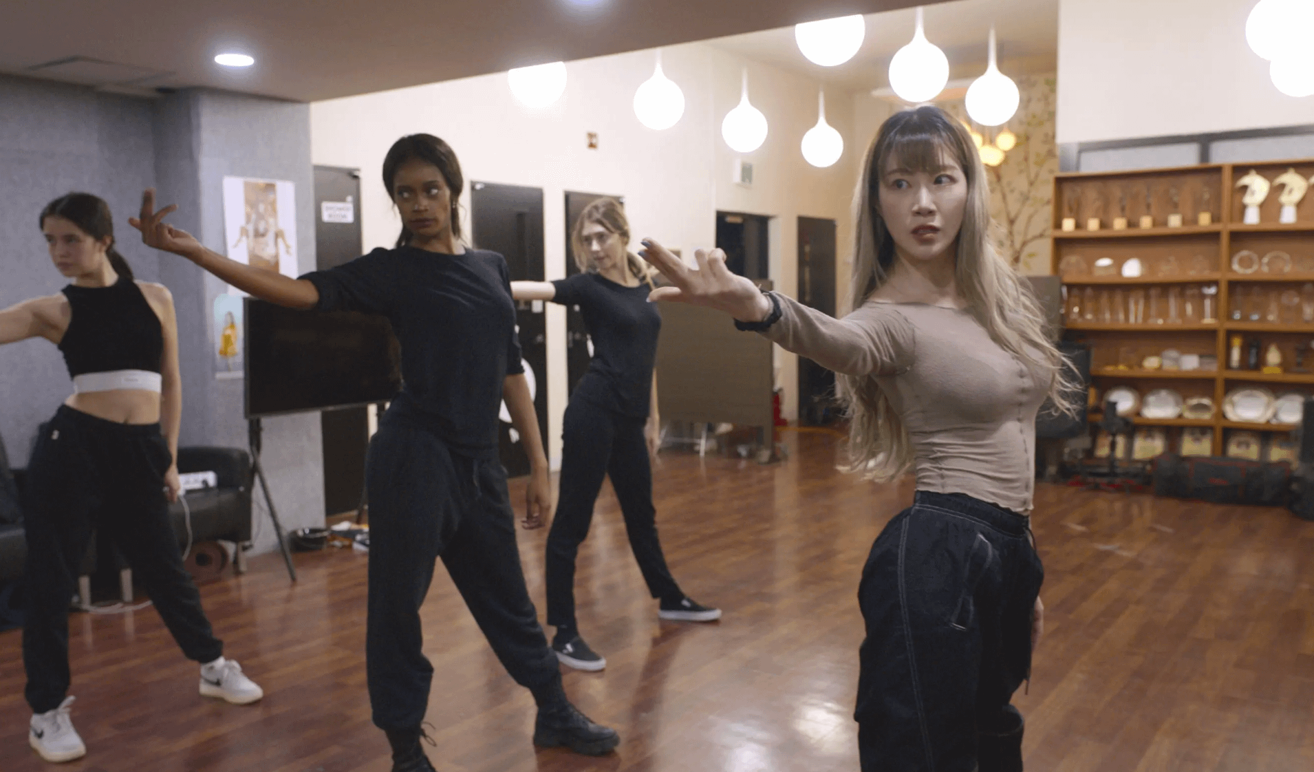 正在練習室訓練的K-pop女團、成員來自多國的Blackswan。（美聯社）