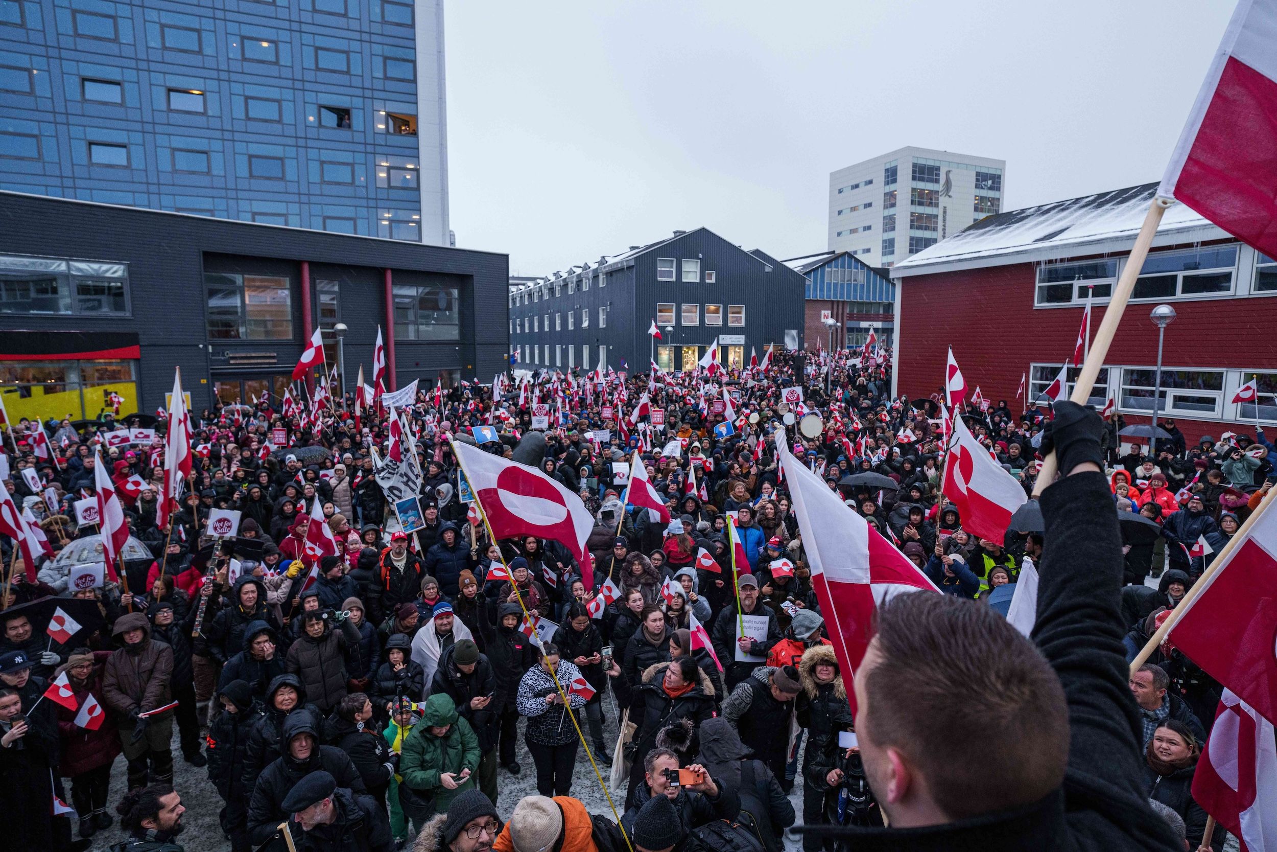 2026 年 1 月 17 日，格陵蘭首府努克（Nuuk）爆發示威活動，大批群眾走向美國領事館，抗議美國總統川普意圖併吞格陵蘭的政策。（美聯社）