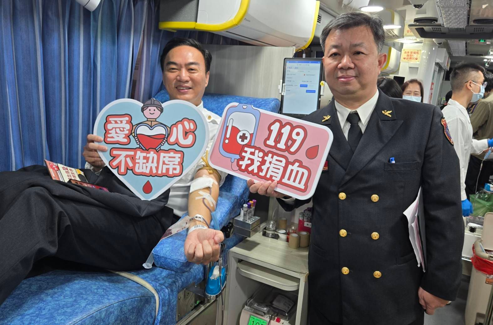 新竹市消防局長李世恭帶頭挽袖捐輸熱血。（圖／方詠騰攝）