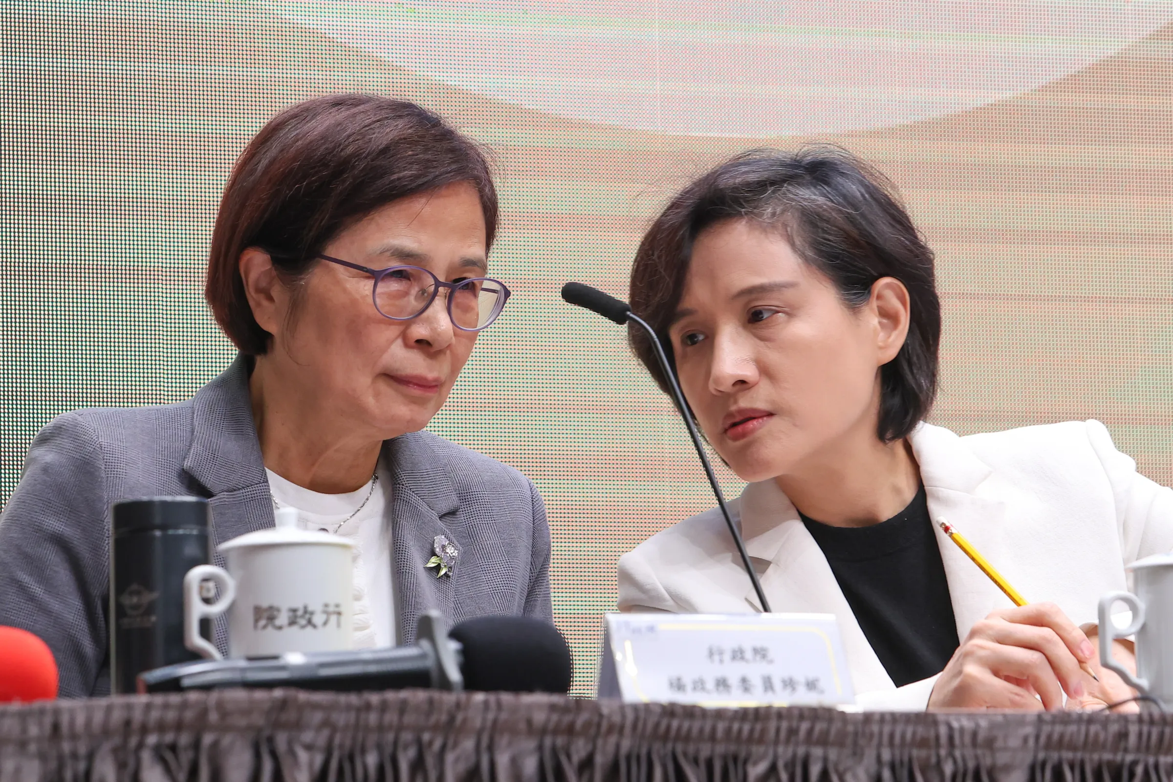 20260120-行政院副院長鄭麗君（右）、政委楊珍妮（左）等人20日出席「台美關稅談判說明記者會」。（顏麟宇攝）