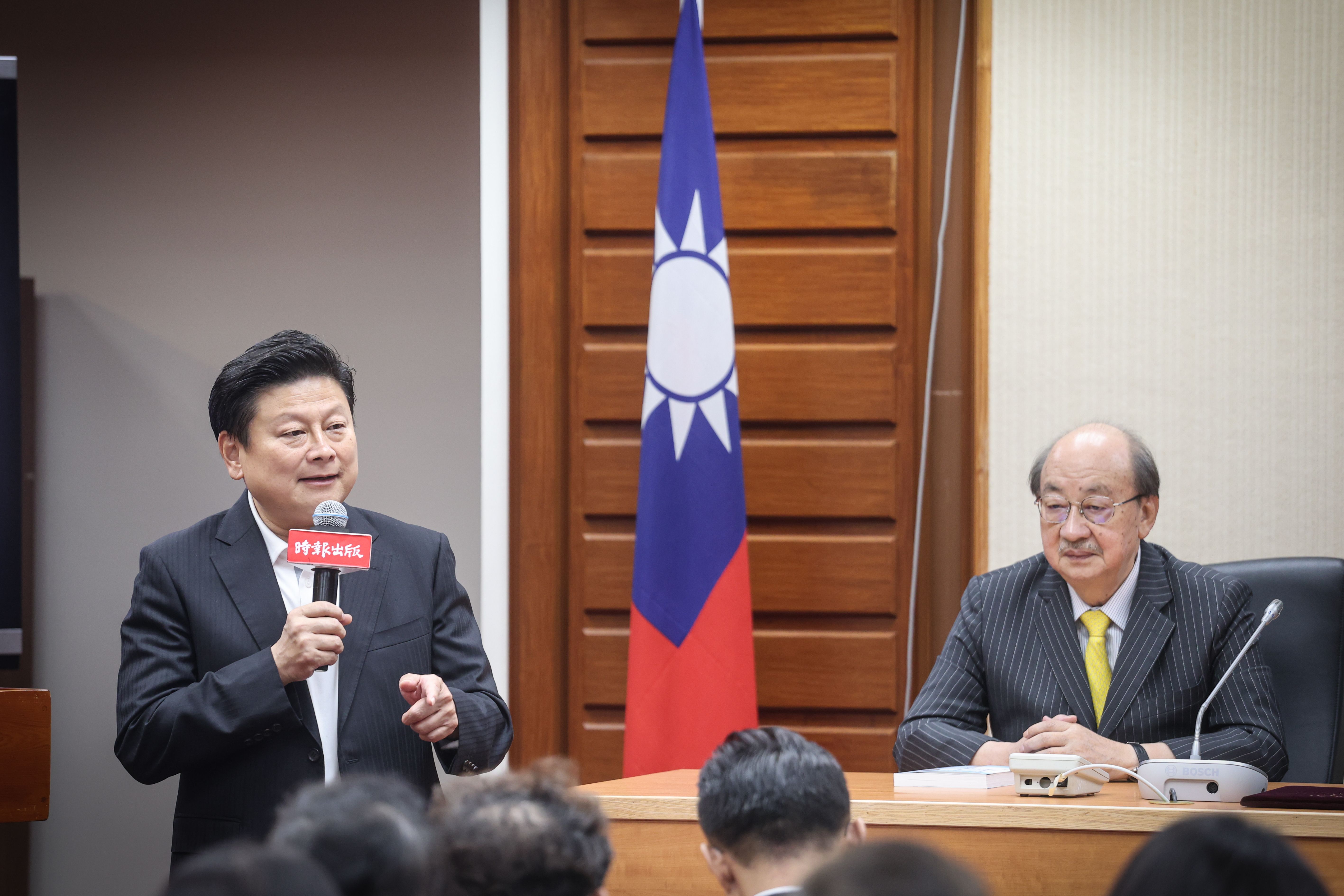 20260120-趙少康《七十少年，趙少康的時代現場》新書發表會，傅崐萁與柯建銘。（陳品佑攝）