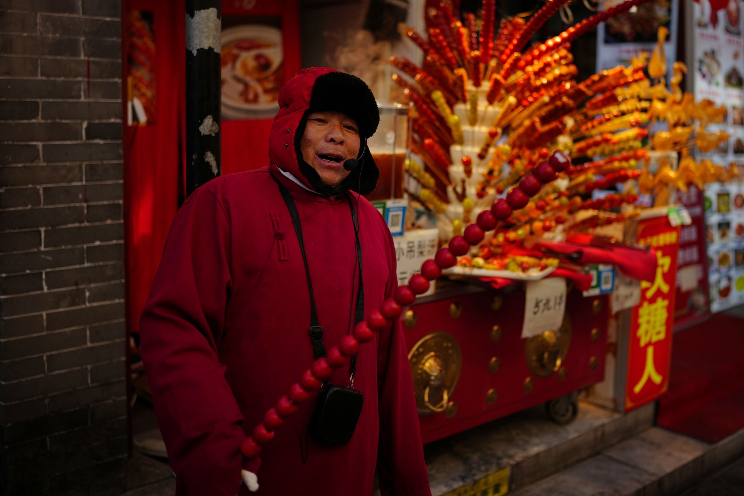 2026 年 1 月 12 日，北京街頭糖葫蘆攤販。（美聯社）