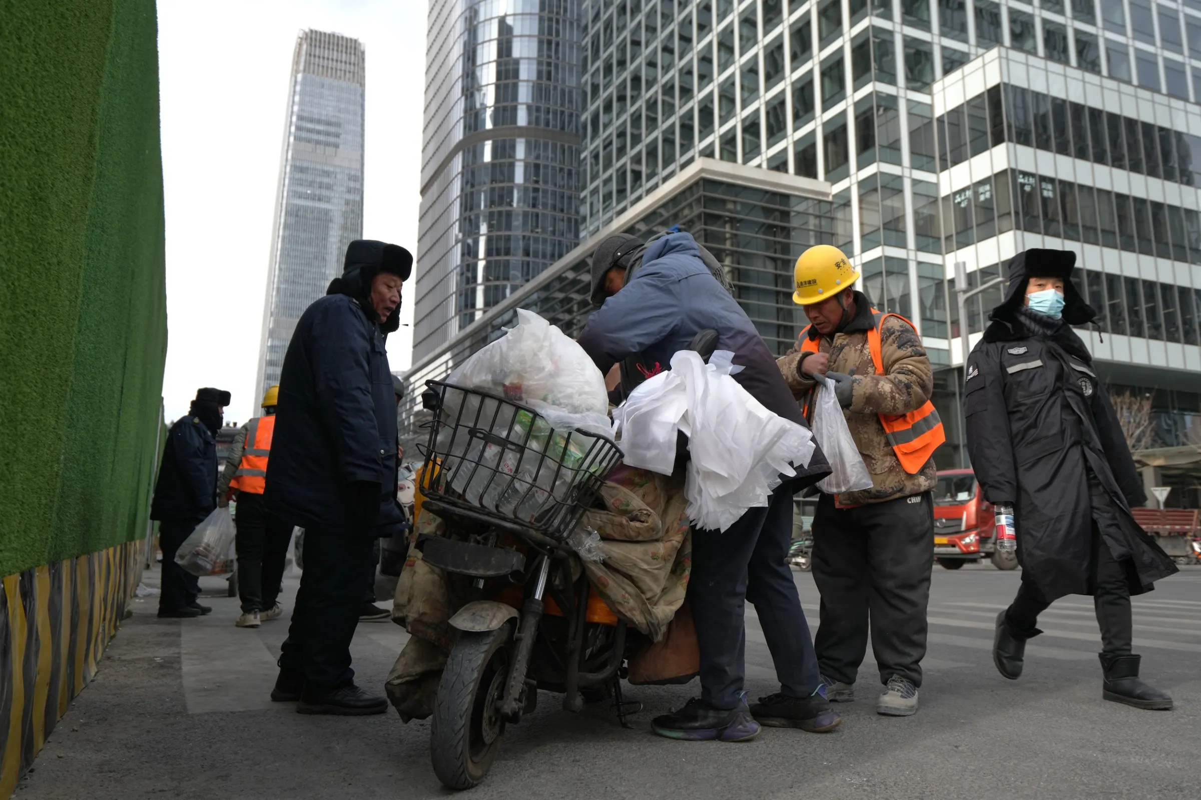 中國北京街頭的工人。（美聯社）
