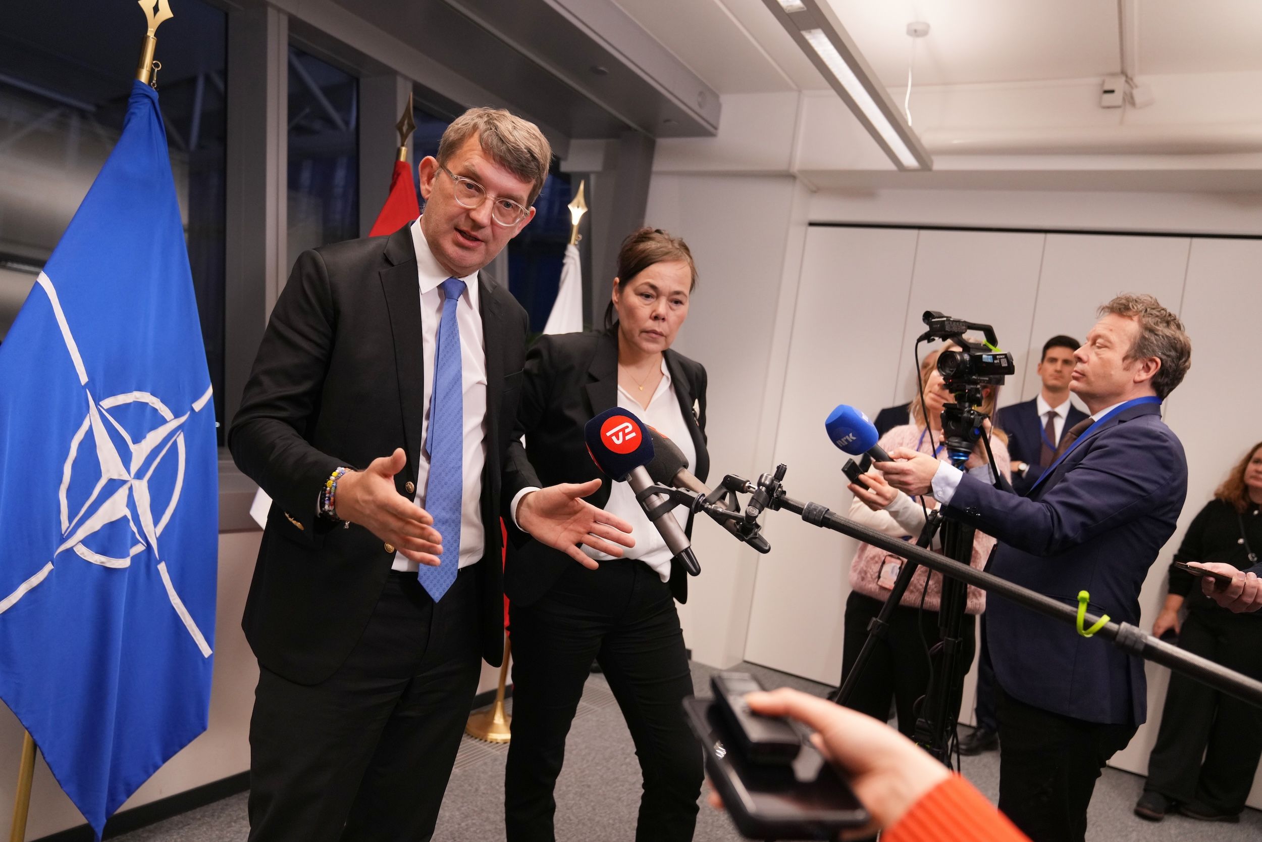 2026 年 1 月 19 日,布魯塞爾歐盟總部,格陵蘭外交部長莫茲費爾特(Vivian Motzfeldt,右)及丹麥國防部長波爾森(Troels Lund Poulsen,左)回答媒體問題。(美聯社)