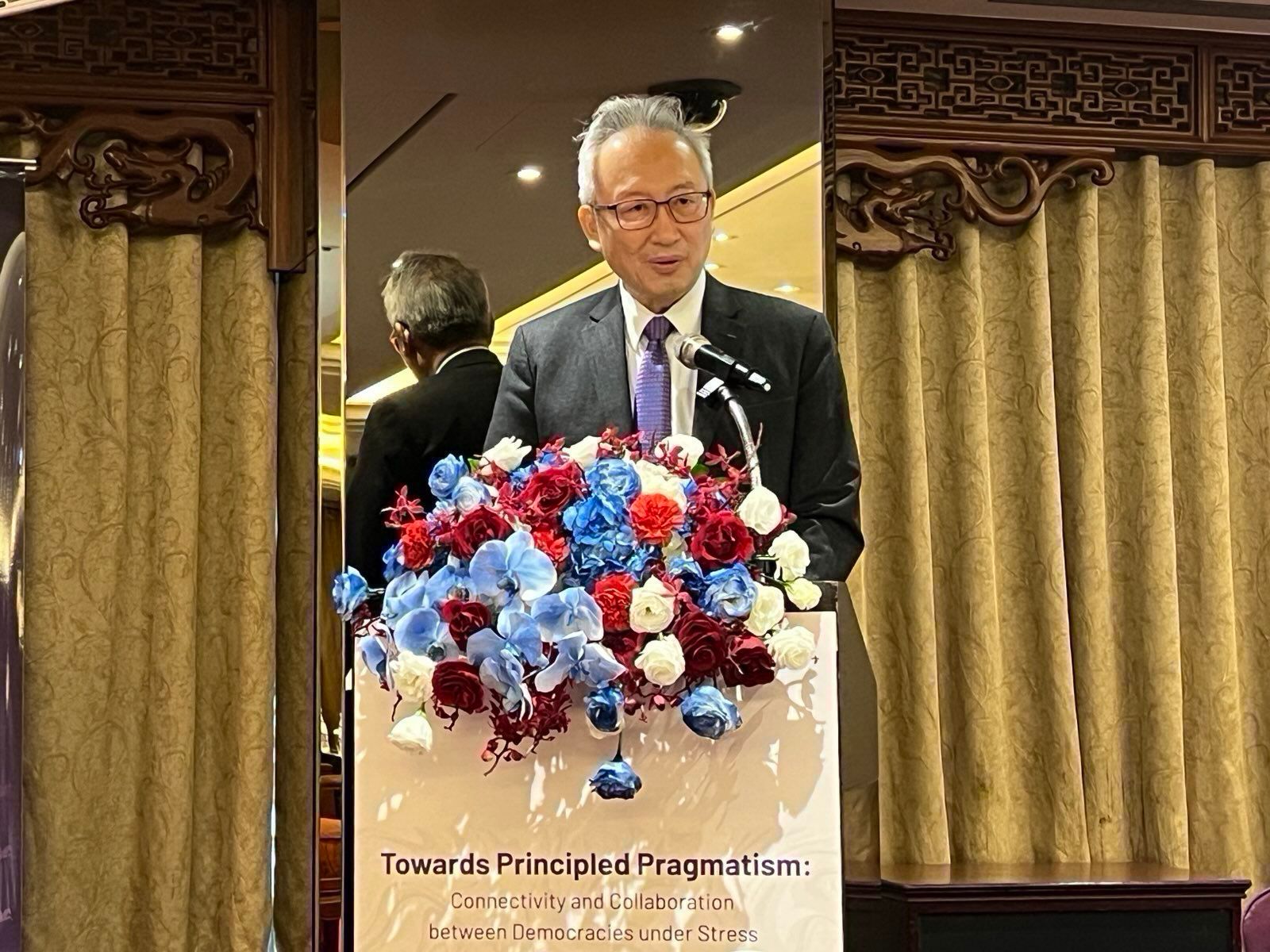 20260120-外交部政務次長吳志中在捷克眾議院前議長艾達莫娃演講會致詞。（外交部提供）