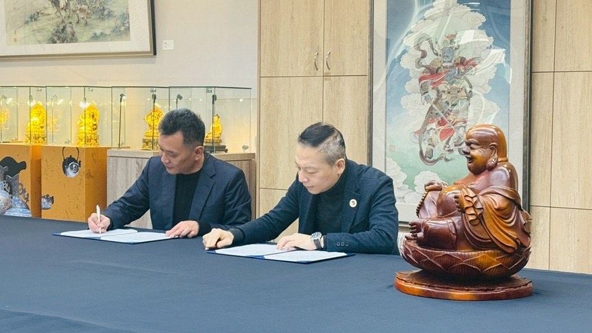 碳基科技董事長陳文宏(左)、台波商會會長趙忠傑(右)代表雙方簽署MOU。（圖/台波商會提供）