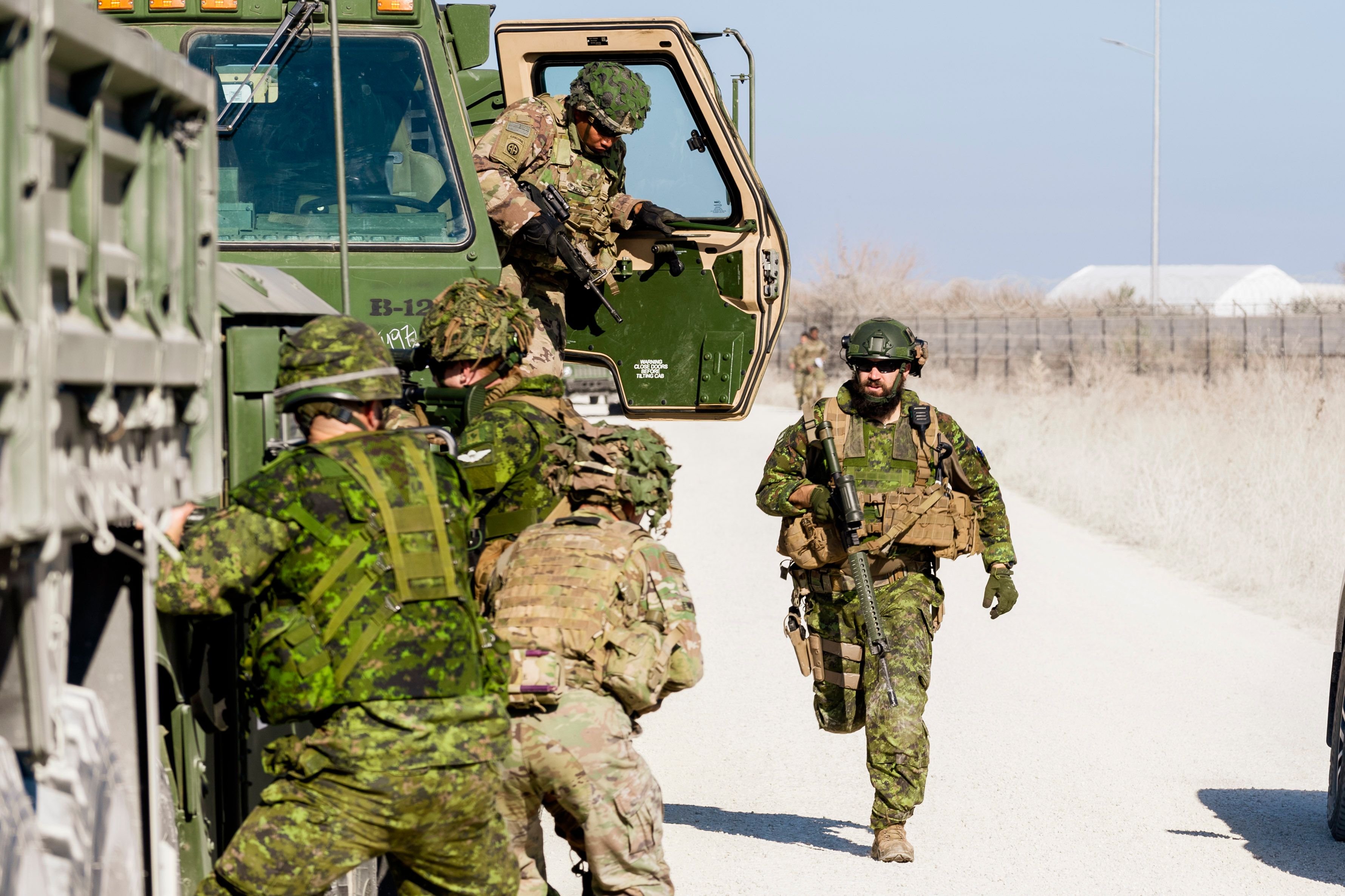 2022年11月11日，加拿大武裝部隊與美國陸軍在羅馬尼亞空軍基地進行聯合演習。（加拿大武裝部隊官網）