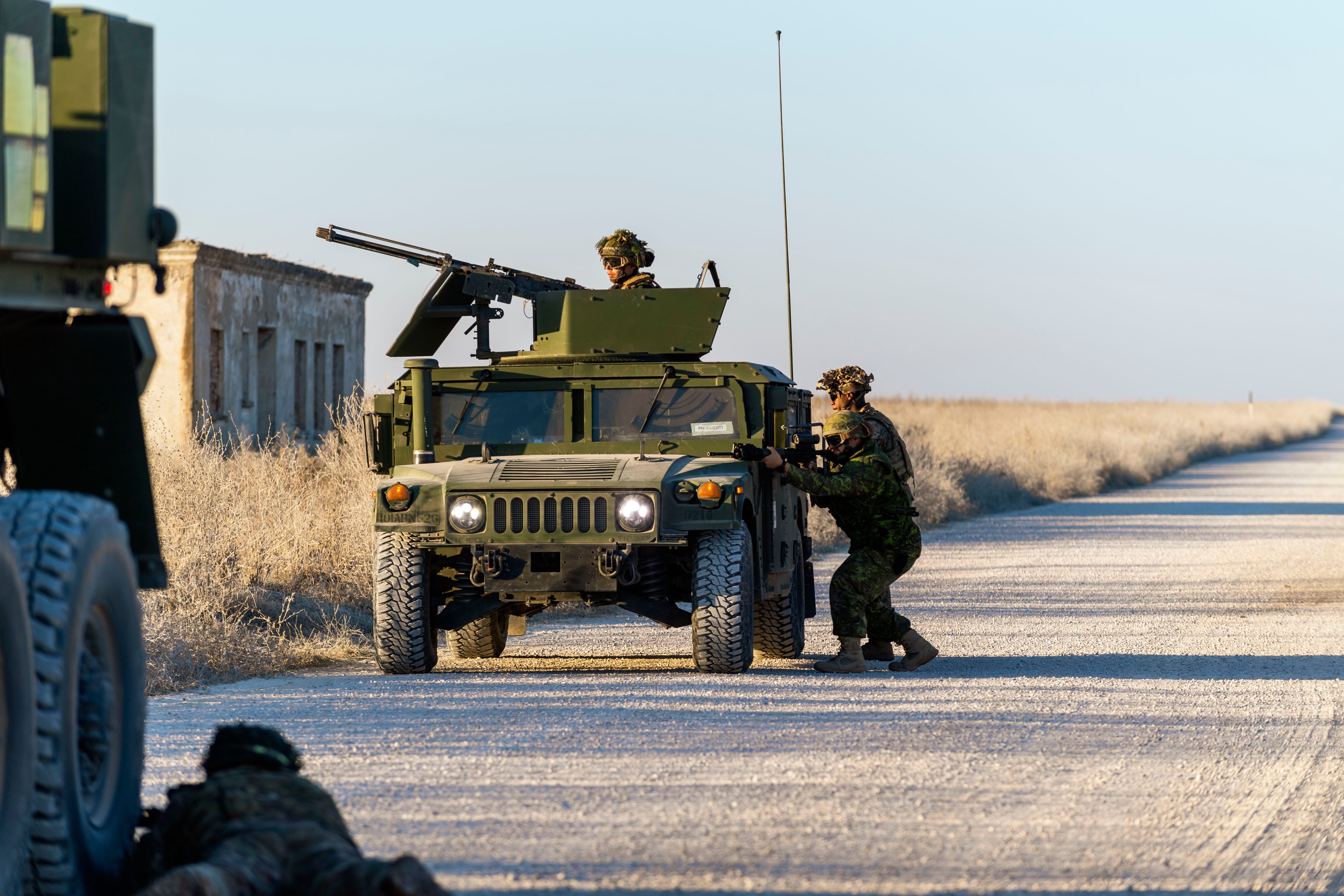 2022年11月11日，加拿大武裝部隊與美國陸軍在羅馬尼亞空軍基地進行聯合演習。（加拿大武裝部隊官網）