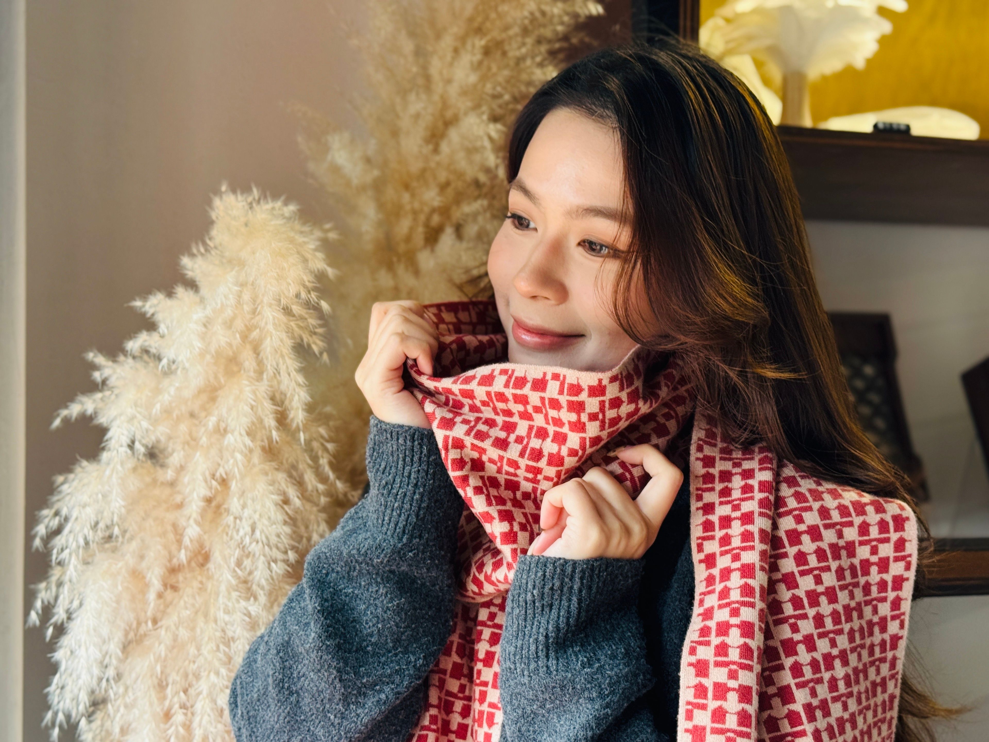 淡水古蹟博物館《滬尾公行》推出的限量款品牌圍巾以淡古全新識別「THM」為設計主軸，運用橫編提花、雙面異色織法，觸感親膚、保暖度佳，適合冬日配戴。（圖/新北市立淡水古蹟博物館）