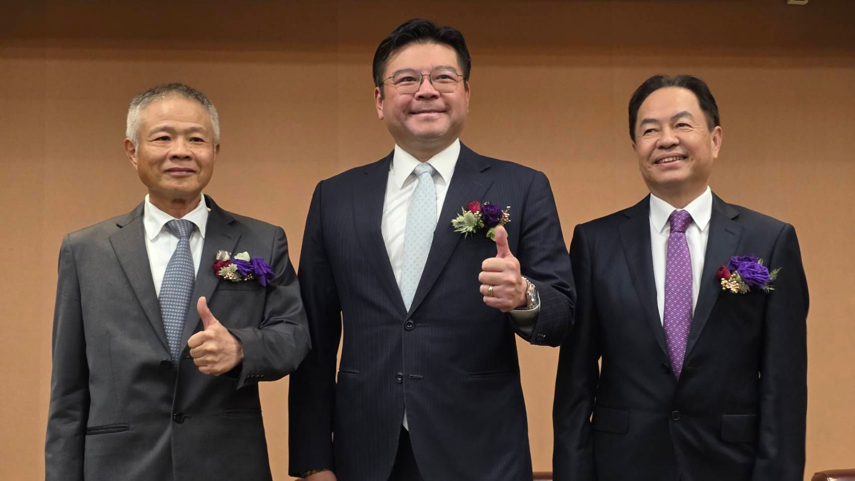 20260121-泰金寶總經理鄒孔訓（左起）、金寶集團暨康舒董事長許介立、金寶總經理陳威昌。（魏鑫陽攝）
