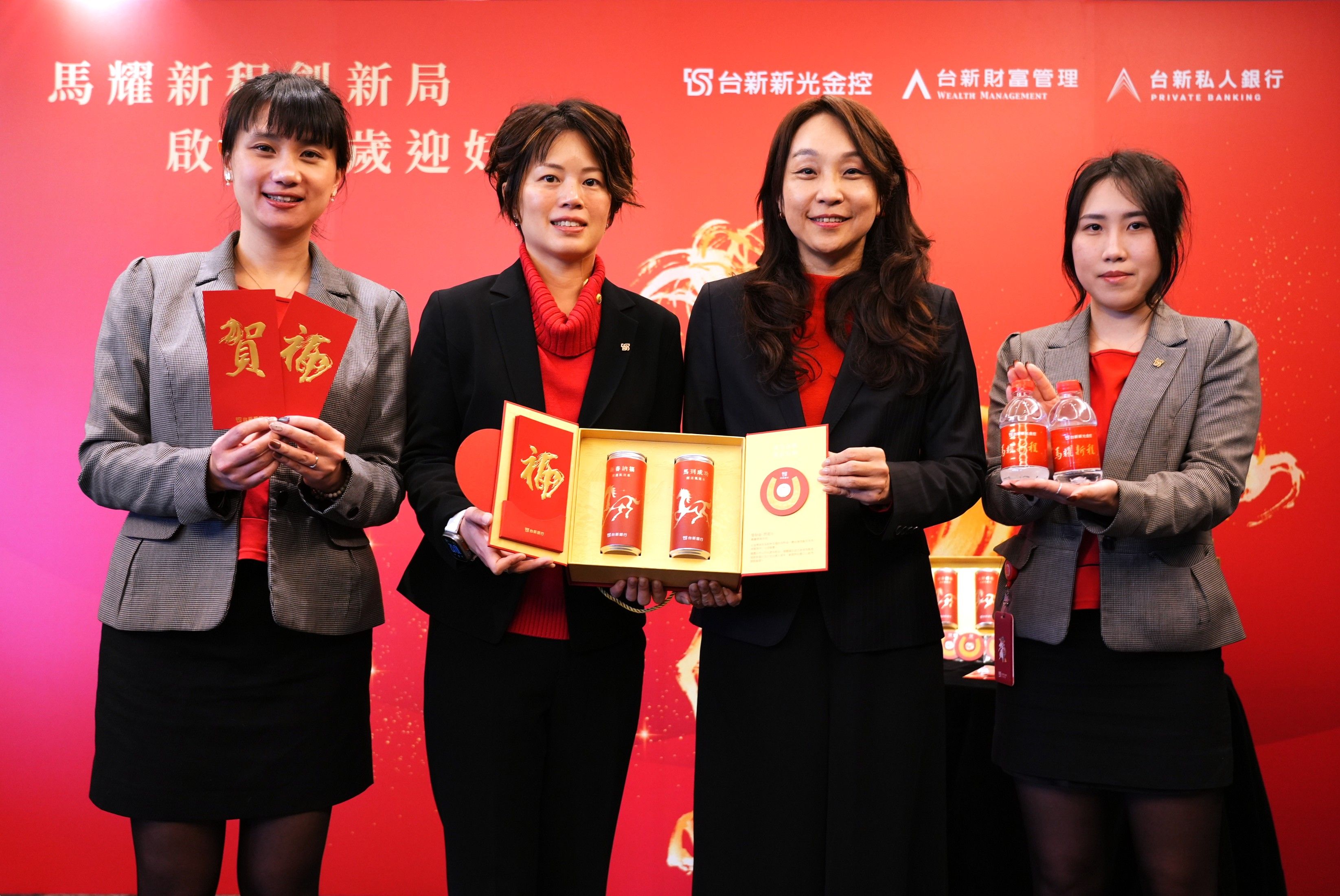 20260121－台新銀行個人金融事業總處執行長包國儀(右2)宣布推出專為財富管理貴賓設計的限量「金庫納財禮盒」。（台新銀行提供）