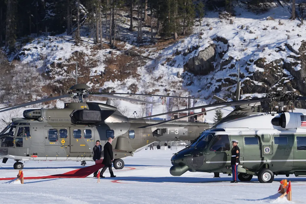 美國總統川普抵達世界經濟論壇發表演說。（美聯社）