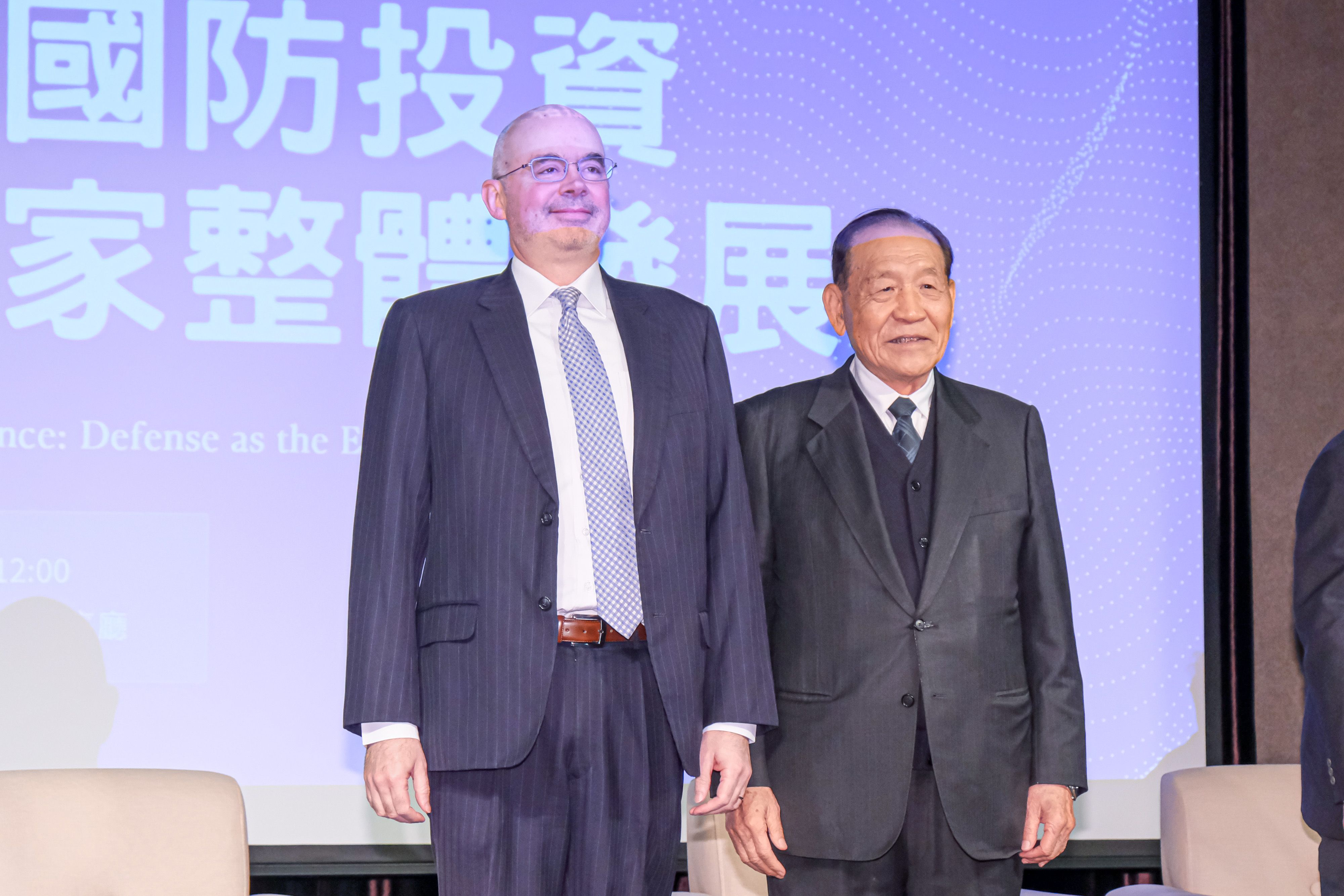 20260122-國防院22日於集思台大會議中心舉辦「強化國防投資與國家整體發展」座談會，圖為美國在台協會（AIT）處長谷立言（左）、國防院董事長霍守業（右）。（劉偉宏攝）