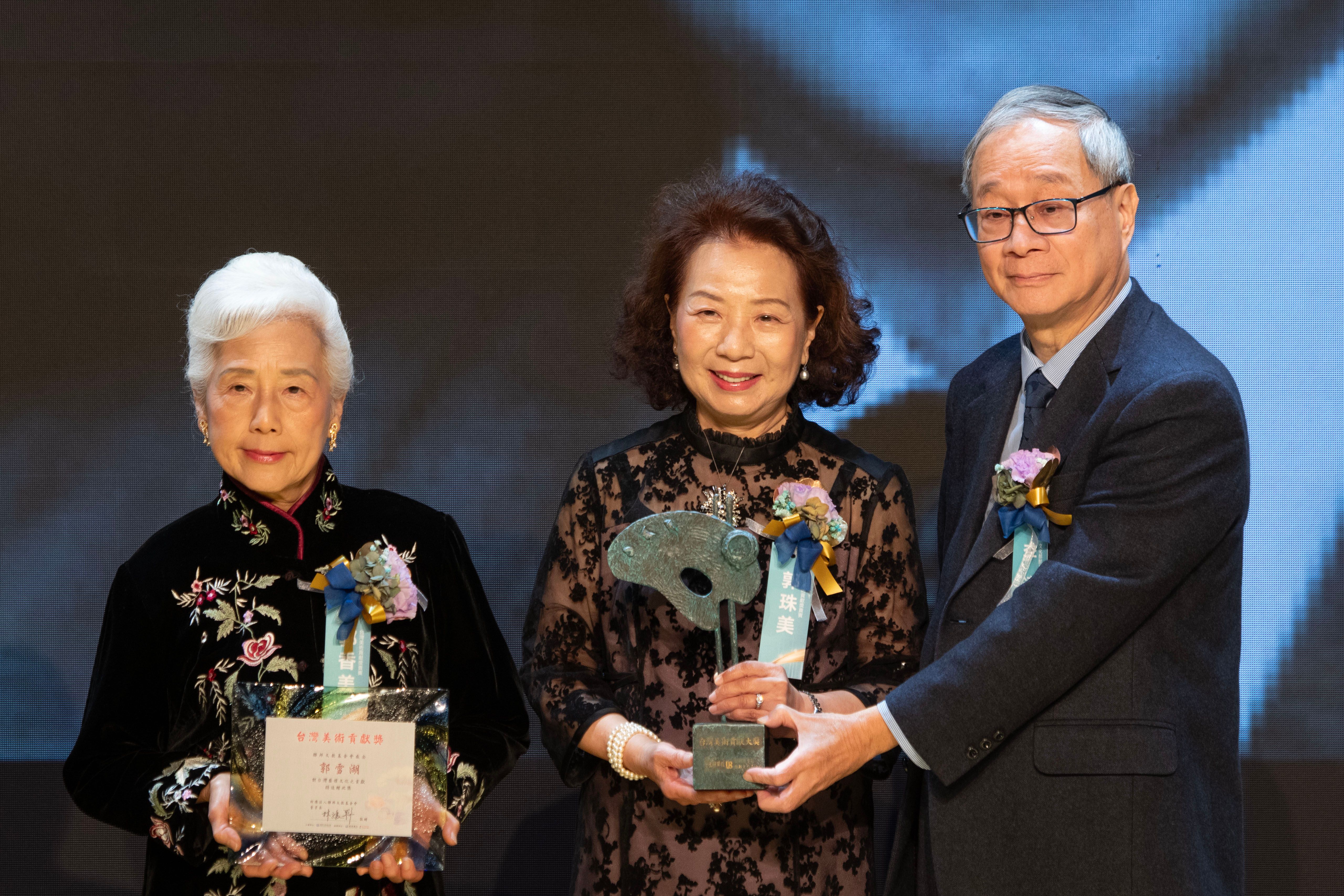 「第23屆台灣美術貢獻獎」得主為藝術家郭雪湖，由文化部部長李遠頒獎(右)，郭雪湖女兒郭香美(左)、郭珠美(中)代表領獎。圖片來源：聯邦銀行