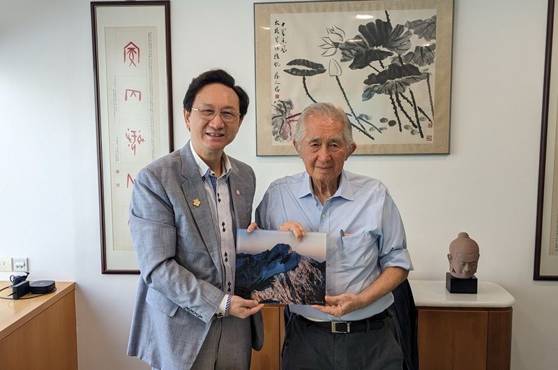 駐新加坡代表童振源發文悼念新加坡「組屋之父」劉太格。（童振源臉書）