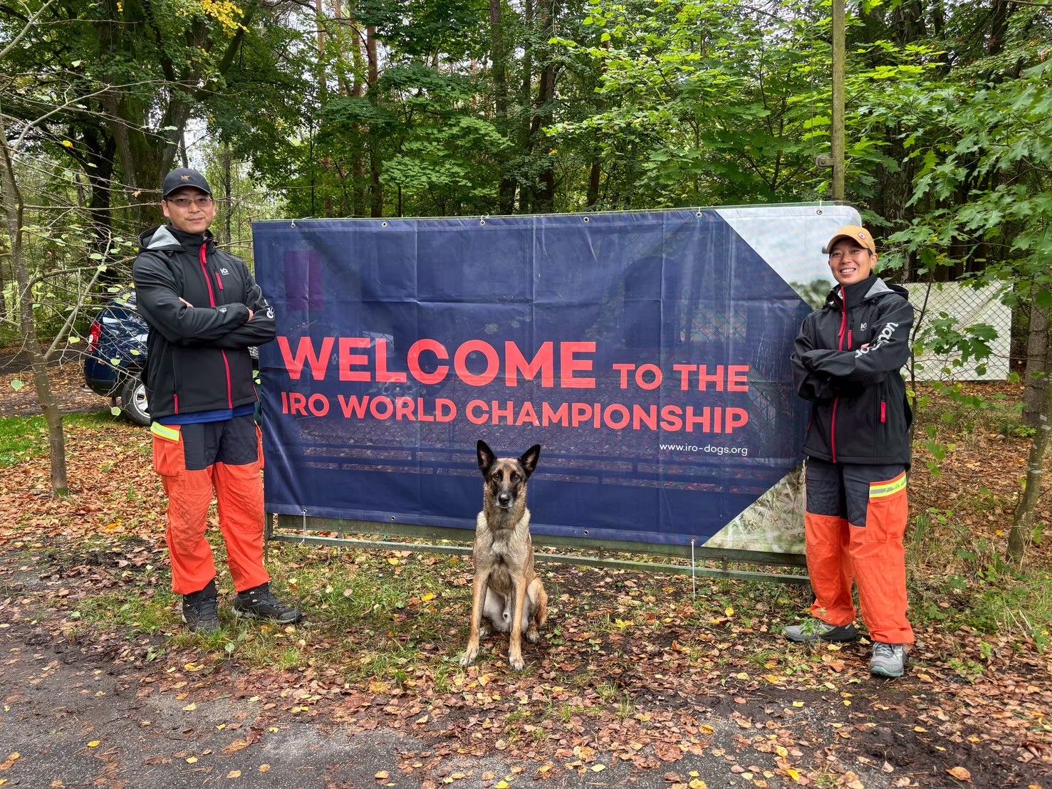 圖說: 遠征捷克參加 IRO 搜救犬世界盃的台灣代表隊與 Aqua，在賽場入口前合影留念，對他們來說，這不只是一次比賽，也是把台灣搜救實力帶上國際舞台的新起點。（圖／新北市政府消防局提供）