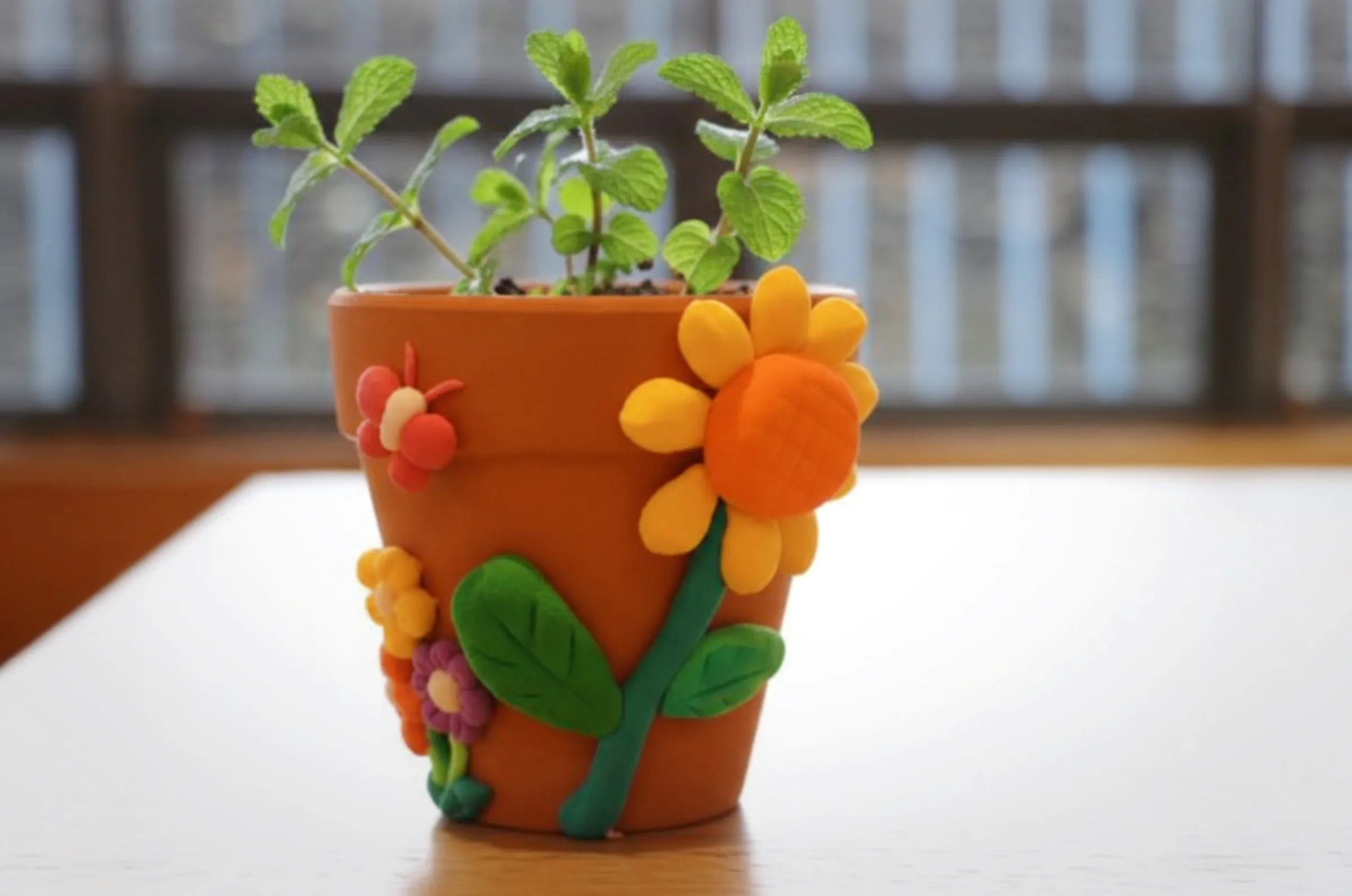 「十三樂音香草療癒所」帶領親子製作一個獨一無二的四季香草花盆。（圖/新北市立十三行博物館）