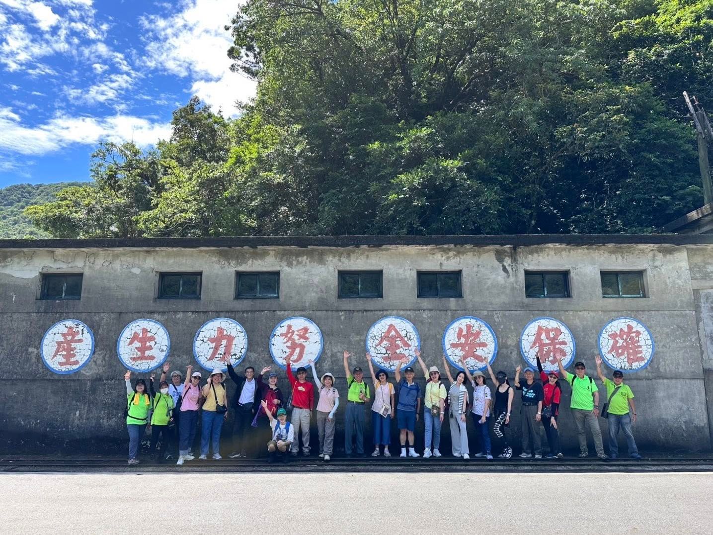 猴硐當地的老礦工為參訪民眾解說各項裝備器具及走讀礦村聚落與產業遺構。（作者提供）