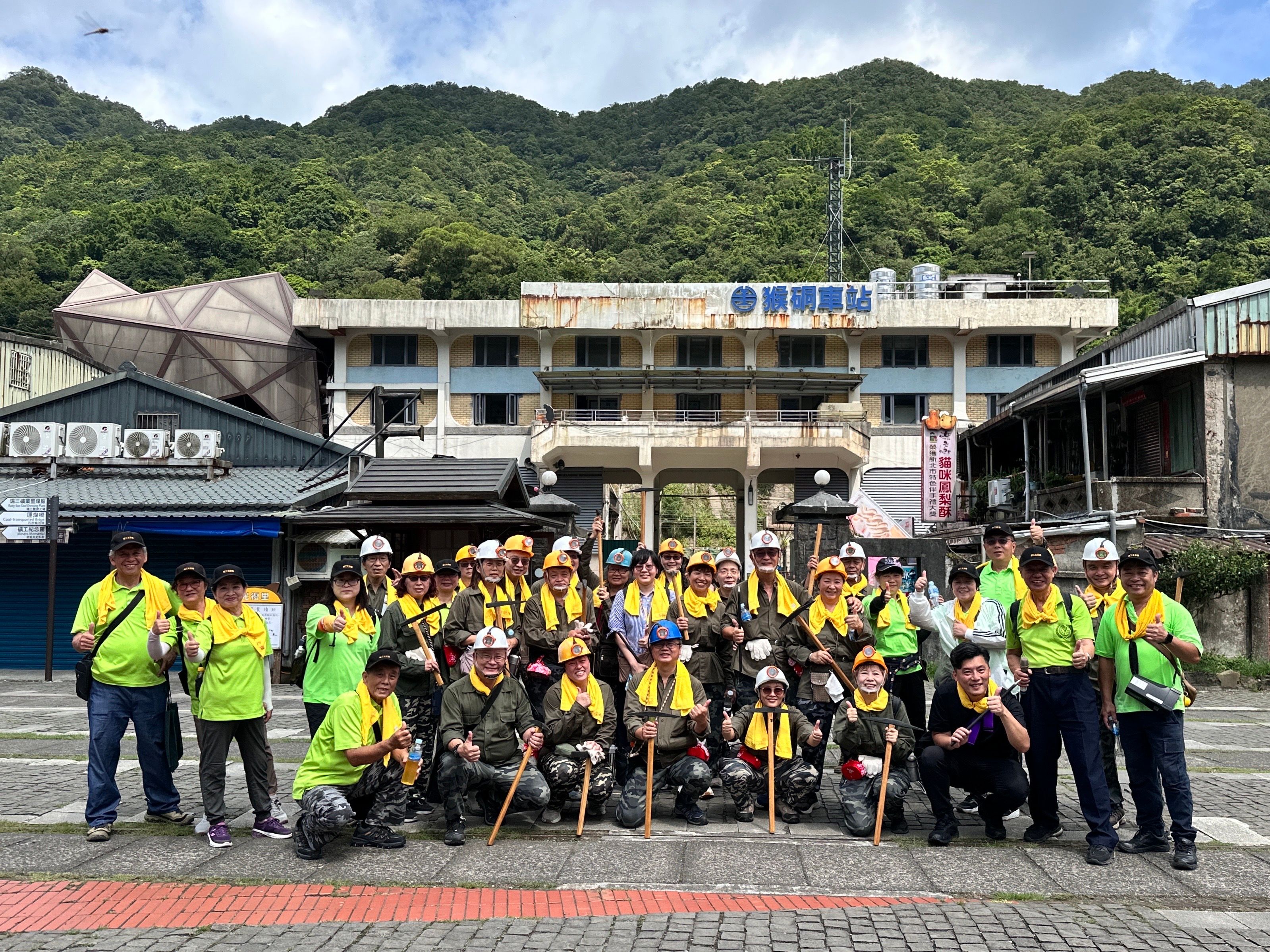 猴硐礦工文史館的老礦工們帶領一日礦工實境體驗的走讀活動。（作者提供）