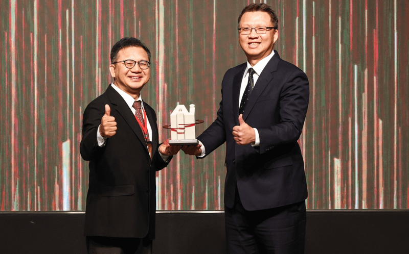 中信銀率先利用AI改變內部組織運作模式、服務、銷售及客戶互動模式，榮登最高殊榮「鑽石獎」。由國發會副主委詹方冠（左）頒贈獎座予中信金資訊長賈景光（右）。（圖/中信銀行提供）