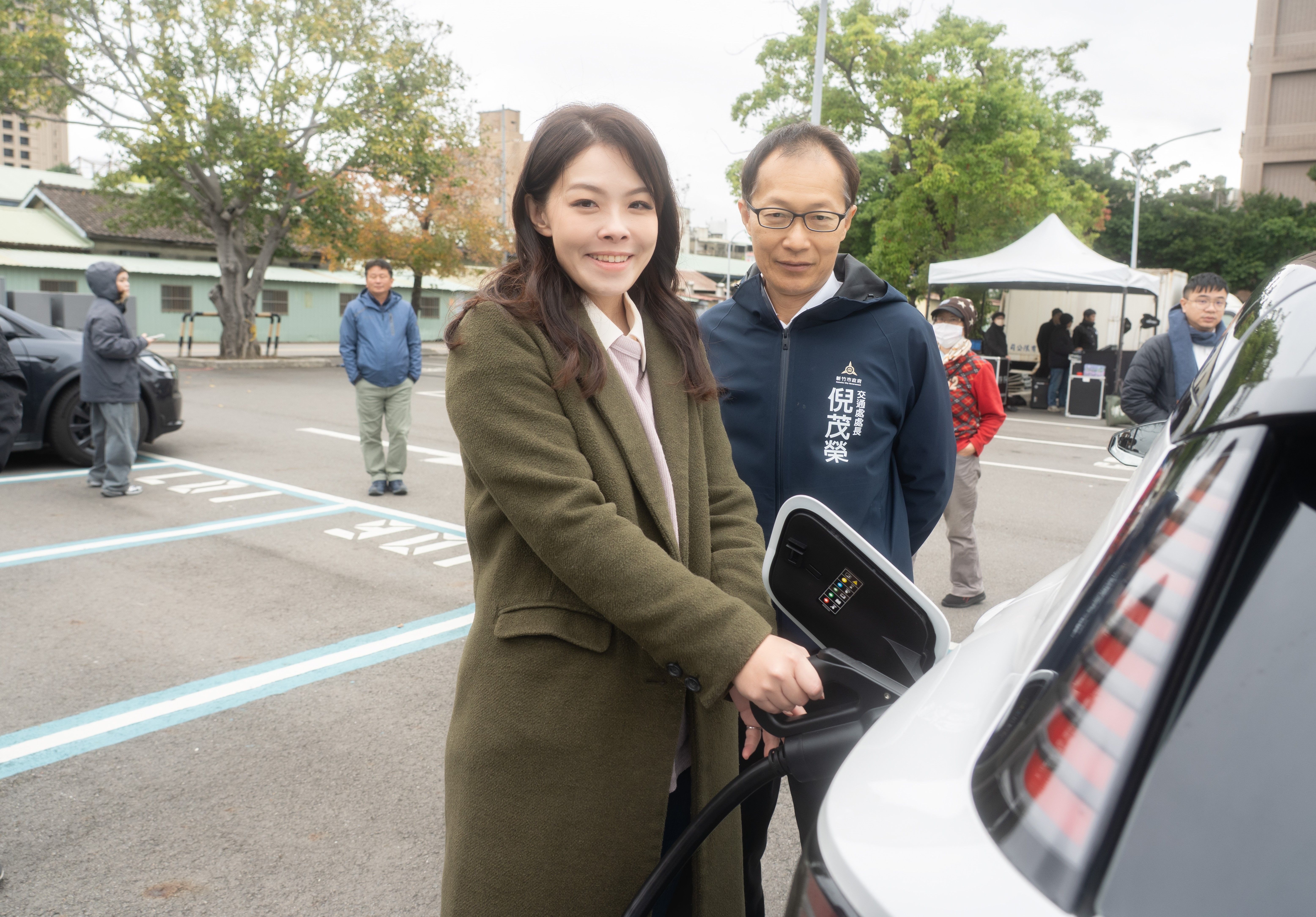 市長高虹安親自操作充電樁。（圖／新竹市政府提供）
