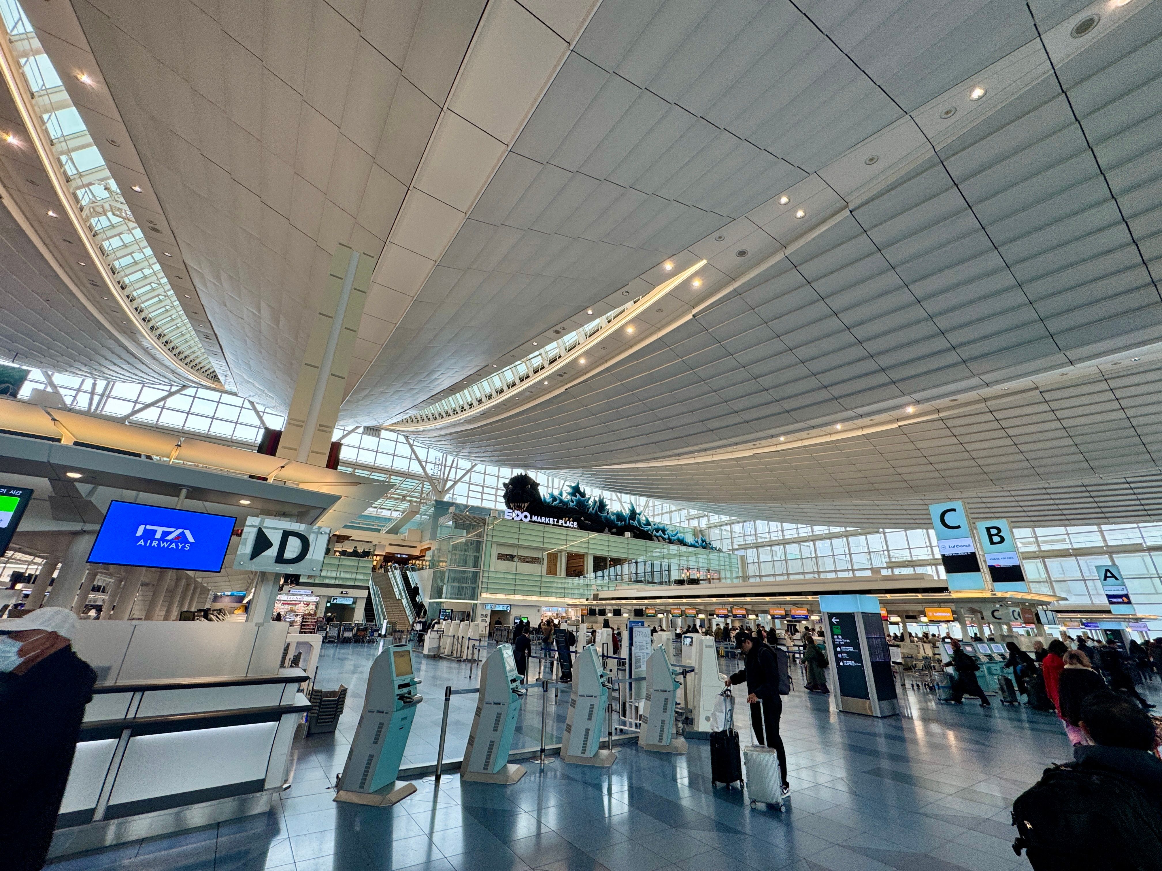 羽田空港第3ターミナルに全長約40メートルの世界最大級のゴジラが登場し、日本の玄関口を彩る新たなシンボルとして旅行客を出迎えている。黃信維