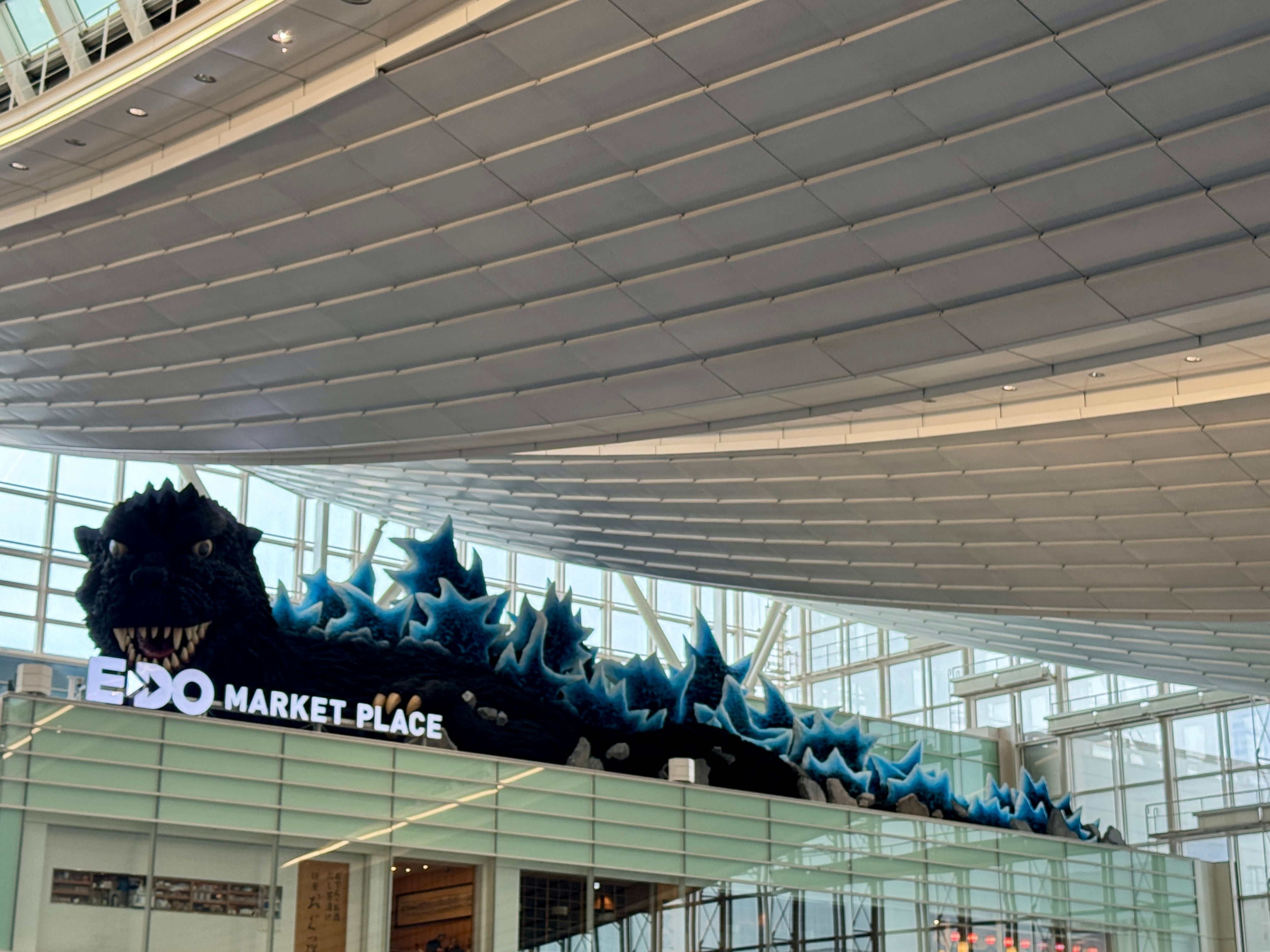 羽田空港第3ターミナルに全長約40メートルの世界最大級のゴジラが登場し、日本の玄関口を彩る新たなシンボルとして旅行客を出迎えている。黃信維