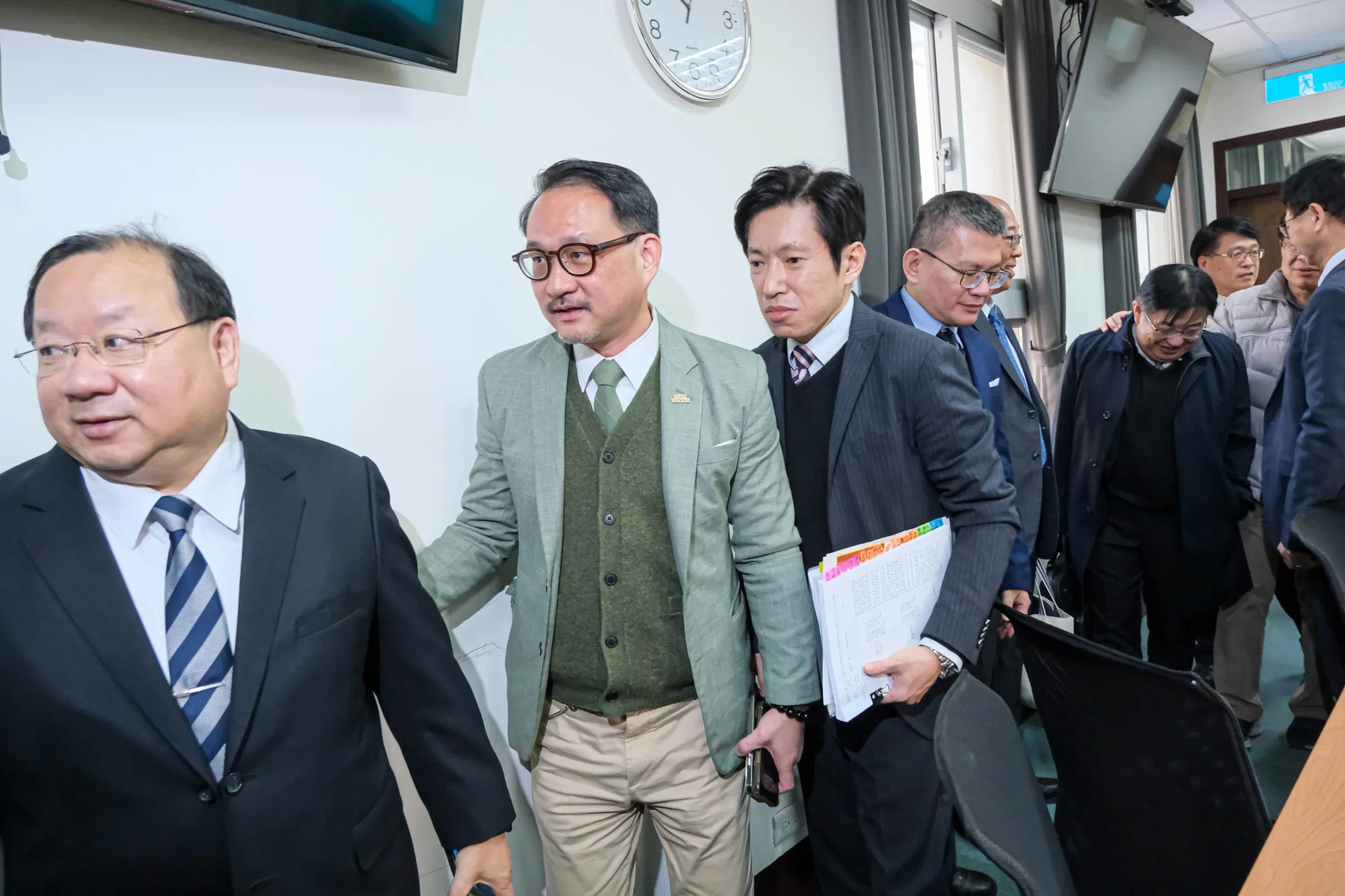 20260123-行政院秘書長張惇涵（中）23日率中選會委員被提名人拜會台灣民眾黨團，圖為中選會委員被提名人陳宗義（左）、行政院政務副秘書長阮昭雄（左二）。（劉偉宏攝）
