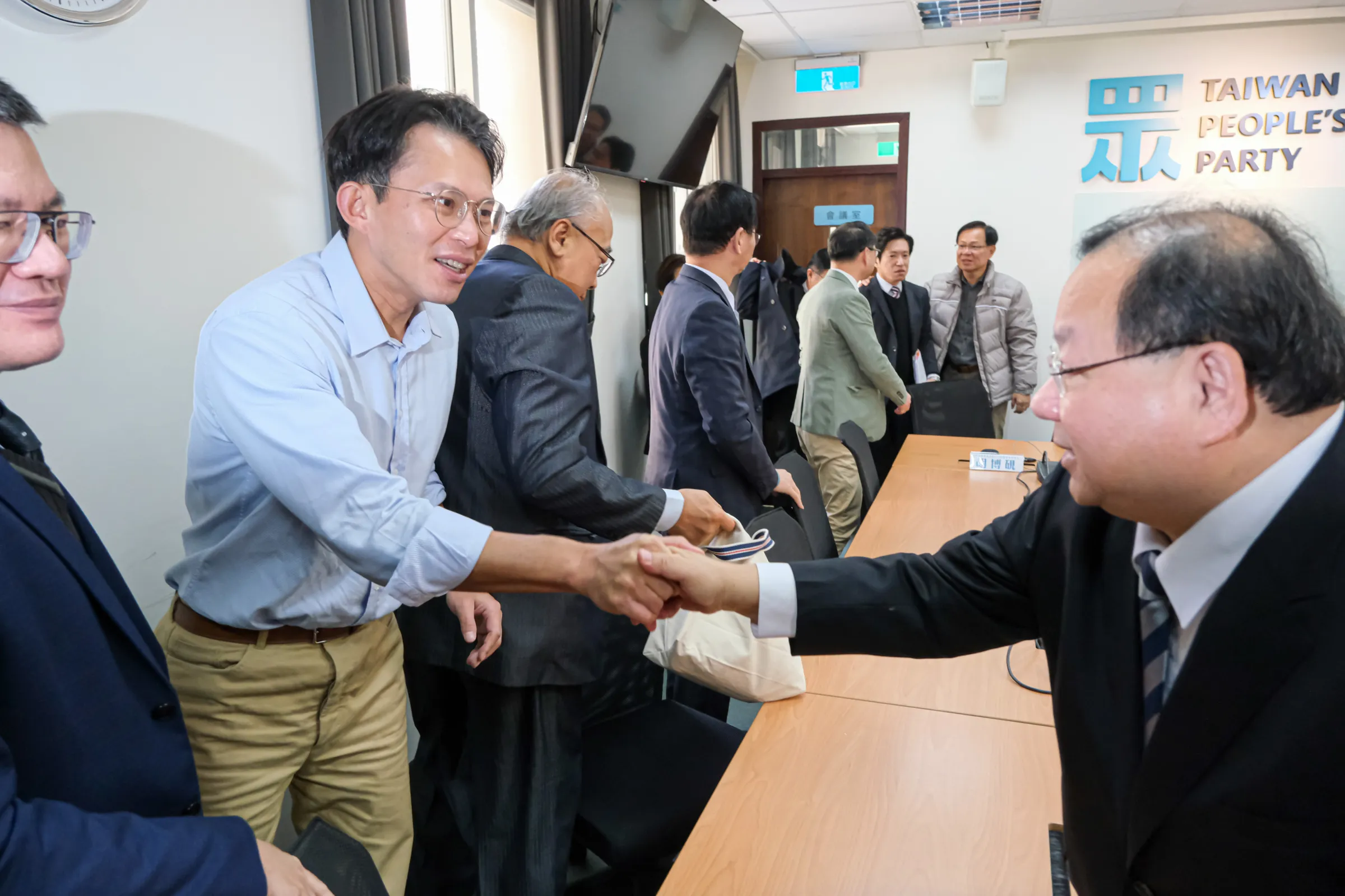 20260123-行政院秘書長張惇涵23日率中選會委員被提名人拜會台灣民眾黨團，圖為中選會委員被提名人陳宗義（右）、民眾黨主席黃國昌（左二）。（劉偉宏攝）