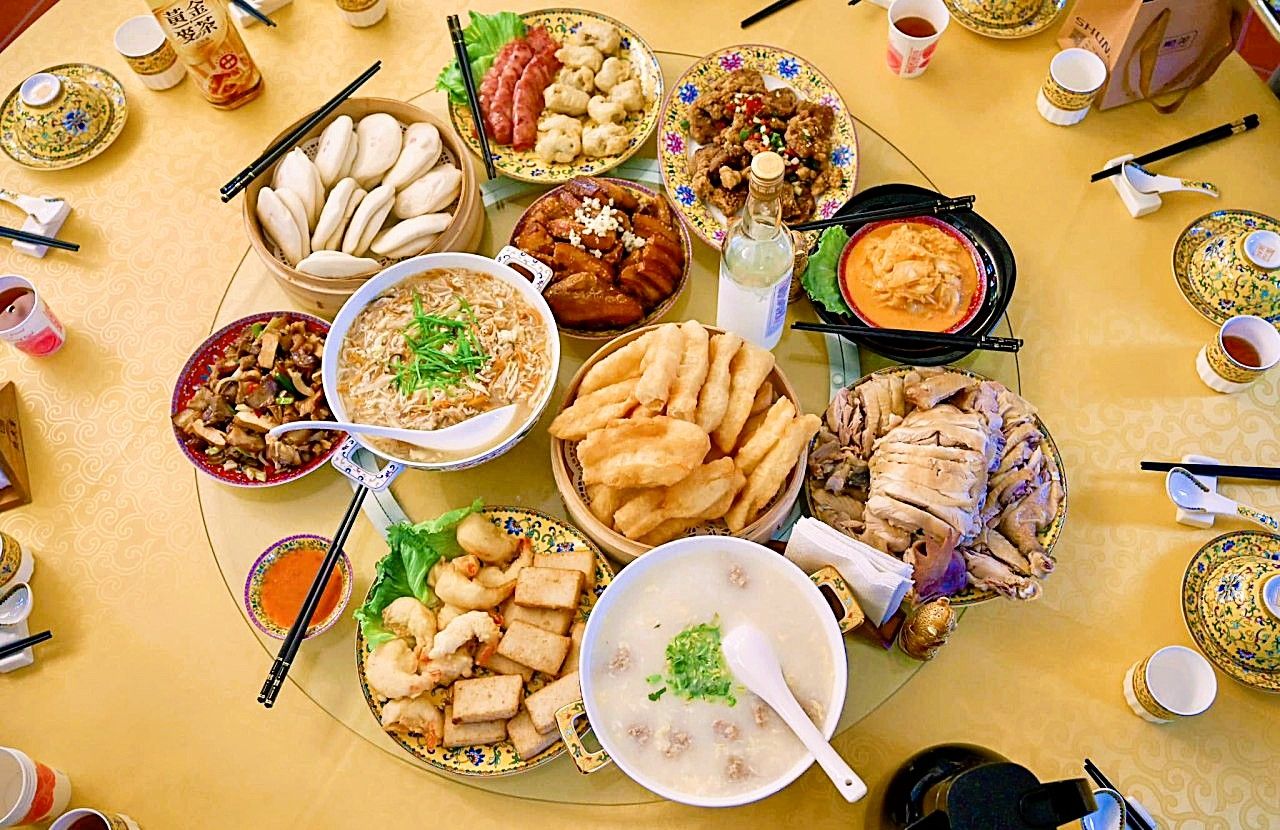 金門縣金城鎮後浦商圈發展協會之總兵宴，集合傳統金門在地小吃於一桌。（圖／勞動力發展署北分署提供）