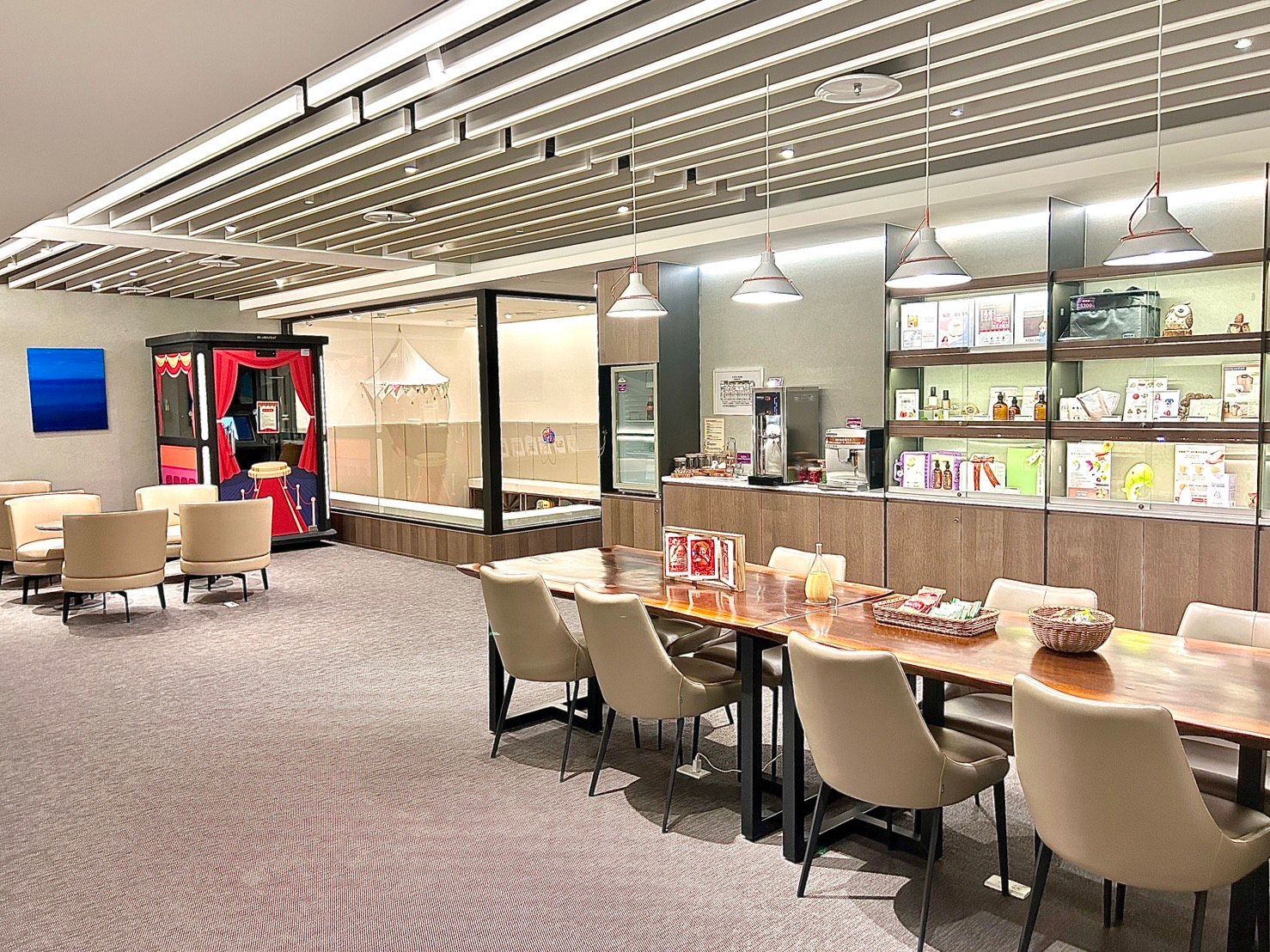 愛兒麗台北館與台中館分別擁有約800坪與逾800坪的超大平面空間，將硬體實力轉化為對國寶級母嬰的寵愛。