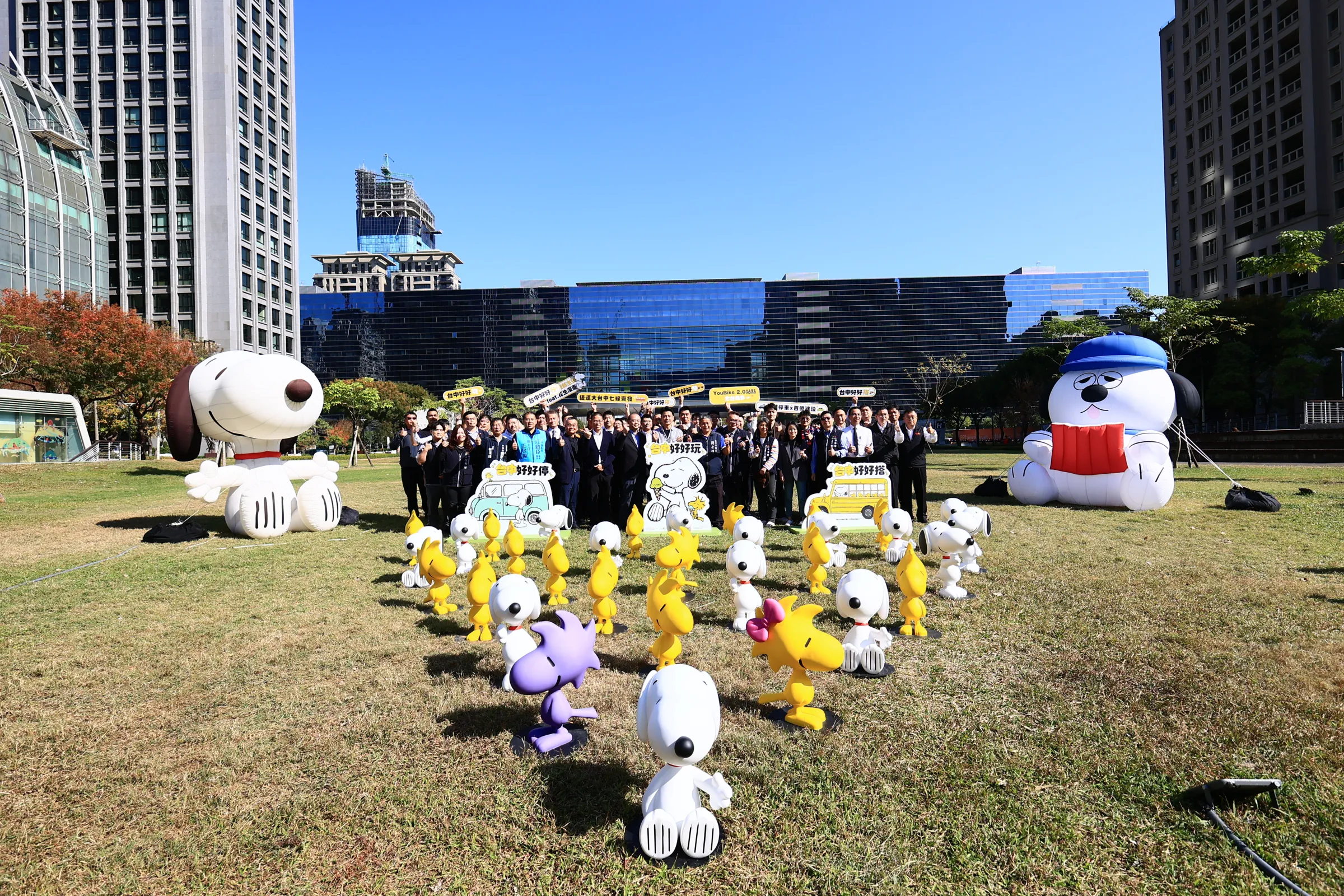 邀市民感受台中交通新主張的第一步，119-222在市政公園設3公尺高 Snoopy 與 Olaf 大型氣偶及多組 FRP 立體裝置與拍照打卡點。(圖/台中市政府)