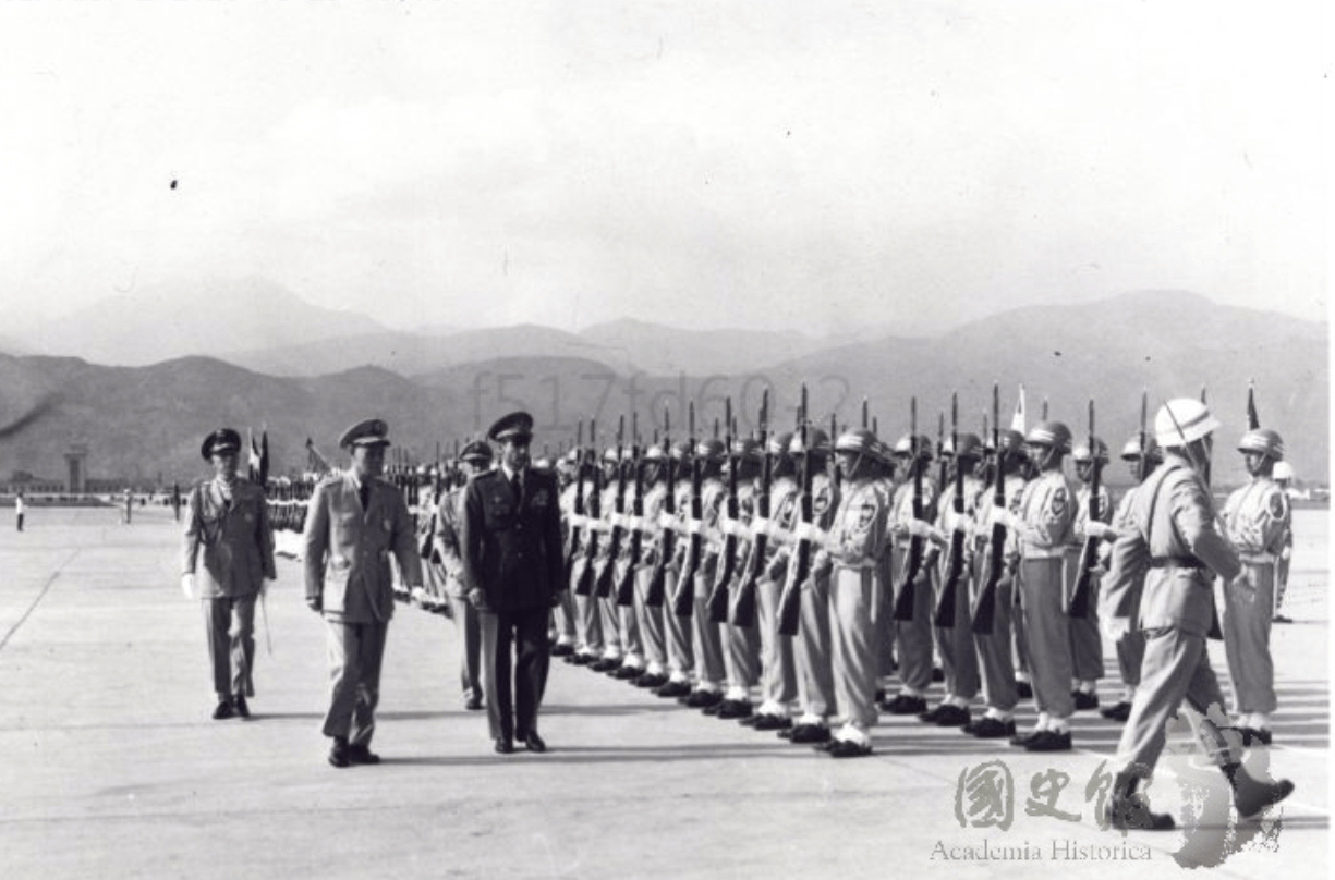 1958年5月14日，蔣中正與剛抵達台北松山機場的巴勒維國王一起檢閱三軍儀隊，表面上雙方看似和諧，實際上卻貌合神離。蔣中正希望伊朗成為西亞反共抗俄的基石，巴勒維卻希望能擺脫美國冷戰反共棋子的地位，與蘇聯修好。（國史館）