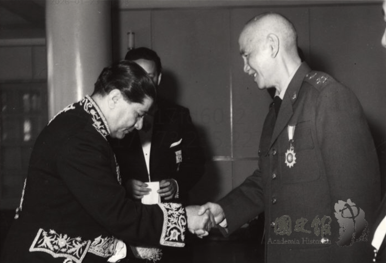 伊朗駐日兼駐華大使阿蘭幕傳遞國書給蔣中正總統。（國史館）