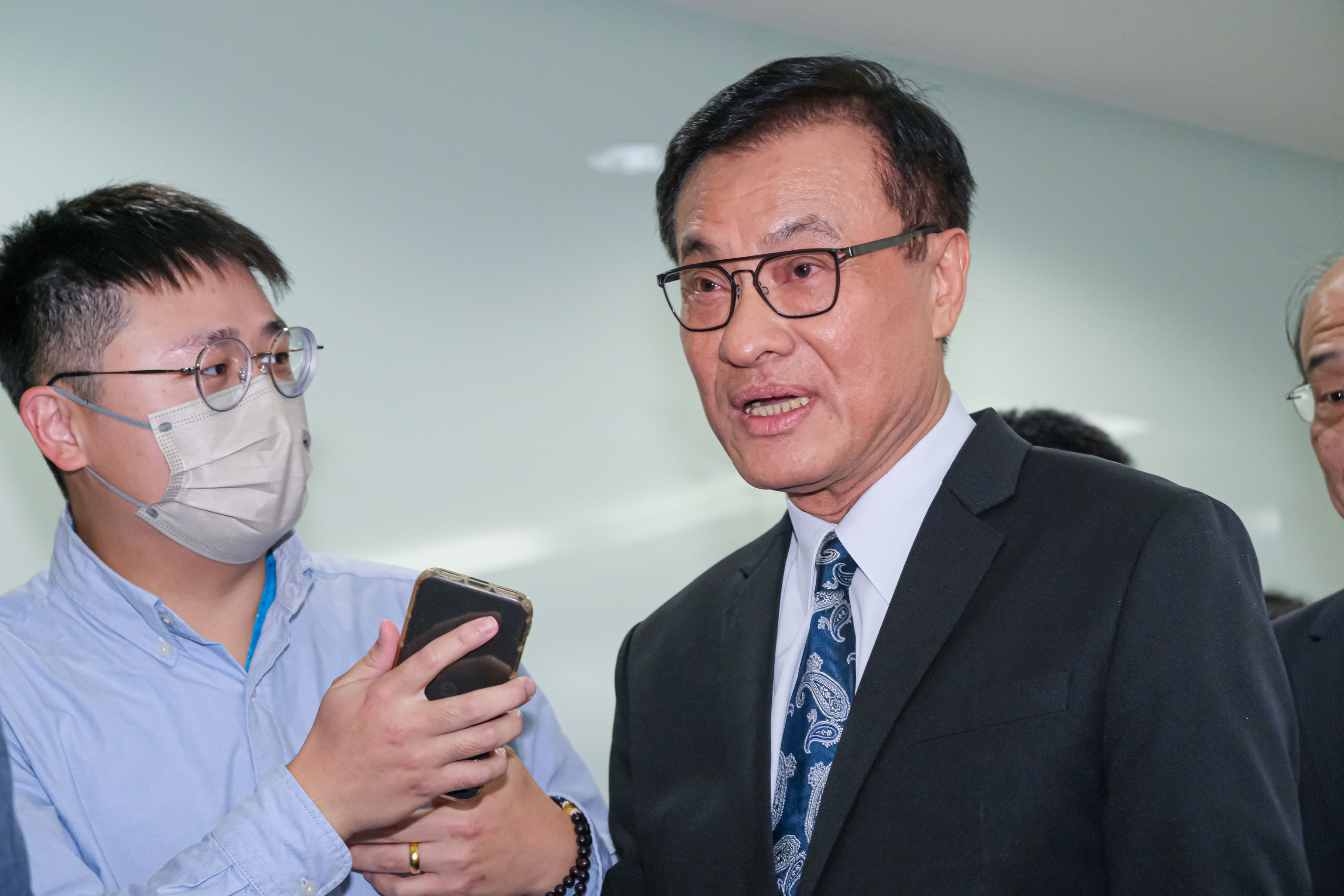 20260123-海基會於23日舉行第12屆董監事第1次臨時聯席會議，圖為新任海基會董事長蘇嘉全（右）。（劉偉宏攝）