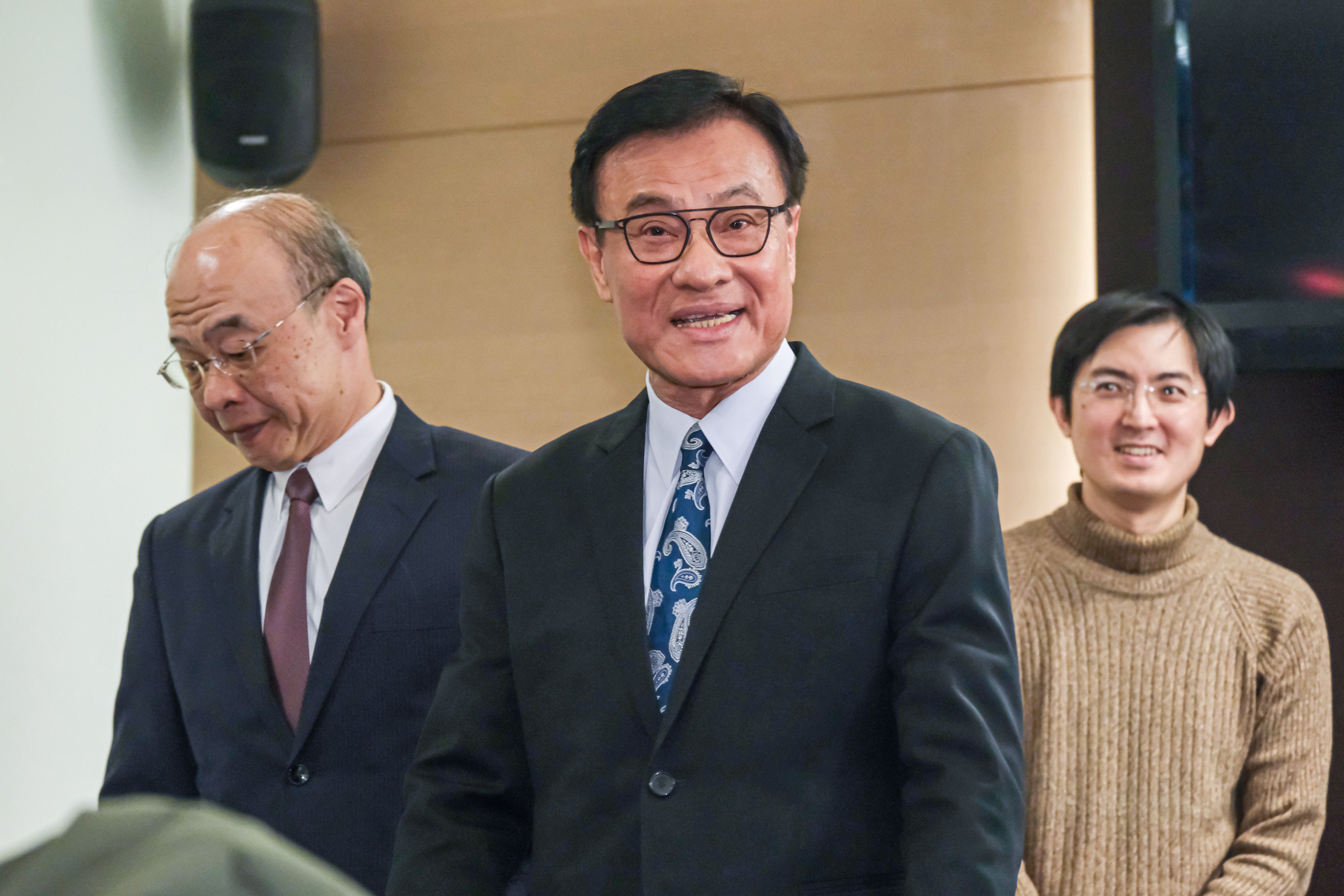 20260123-海基會於23日舉行第12屆董監事第1次臨時聯席會議，圖為新任海基會董事長蘇嘉全（中）。（劉偉宏攝）