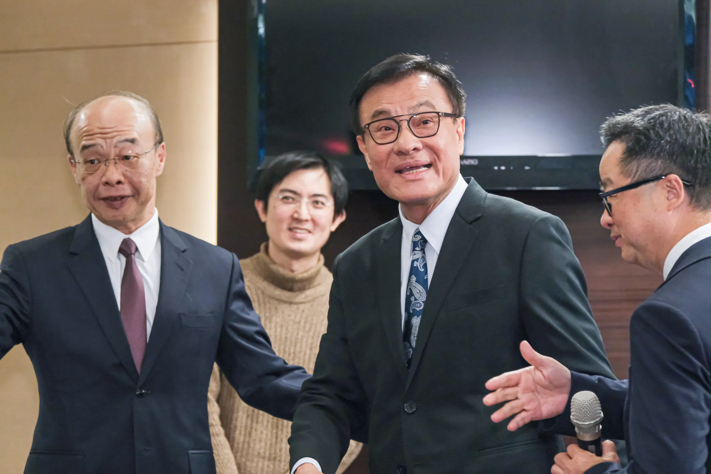 20260123-海基會於23日舉行第12屆董監事第1次臨時聯席會議，圖為新任海基會董事長蘇嘉全（右二）。（劉偉宏攝）