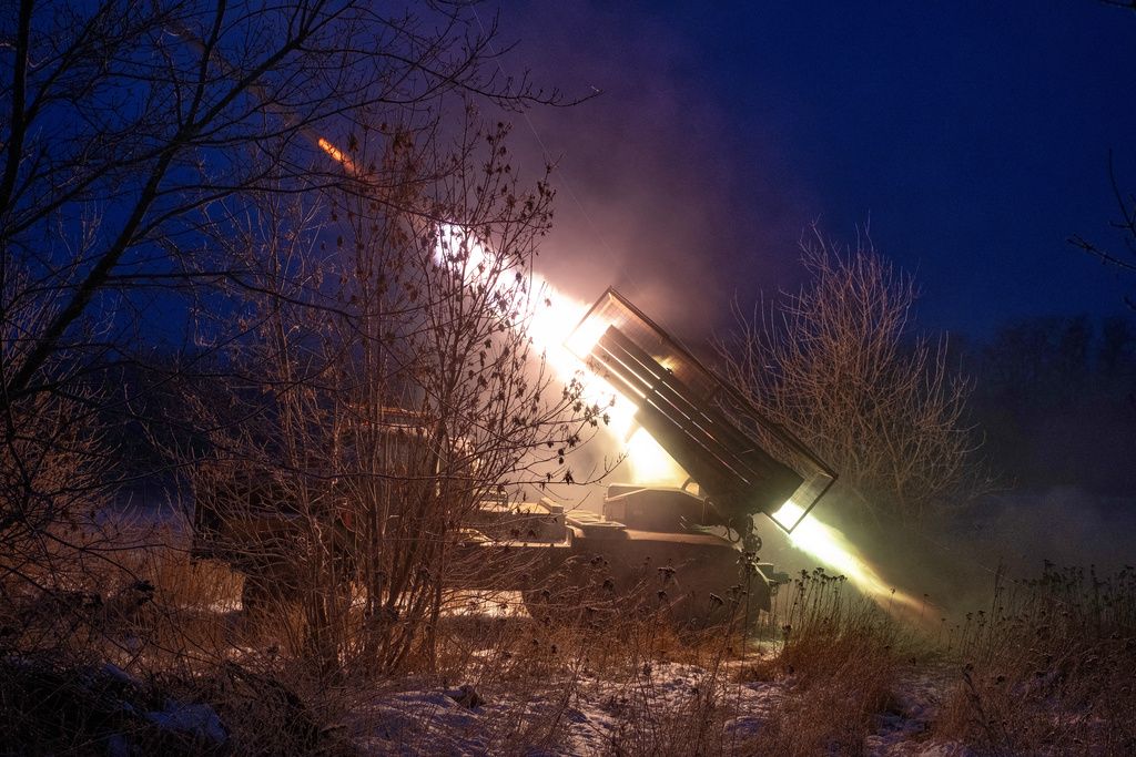 ロシア軍の陣地に向けてロケットを発射するウクライナ軍。（AP通信）